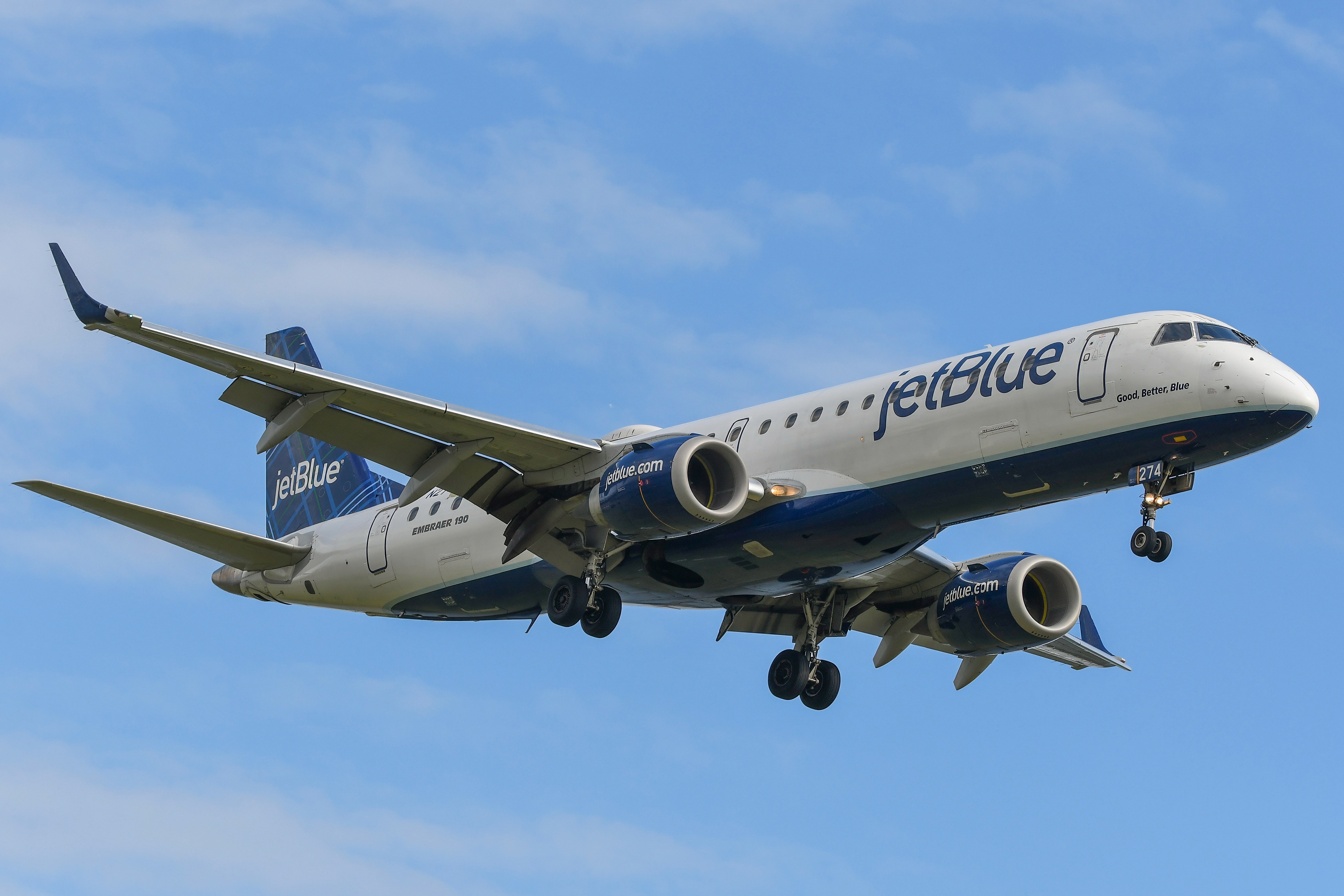 Full size: JetBlue Airways Embraer E190 N274JB at Ronald Reagan National Airport