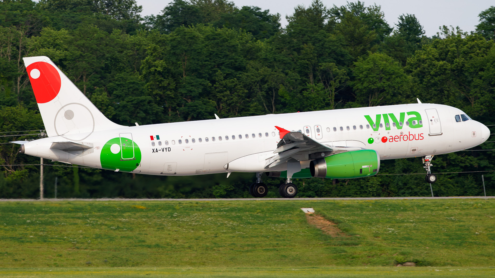 Full size: VivaAerobus Airbus A320 XA-VYD at Cincinnati/Northern Kentucky International Airport
