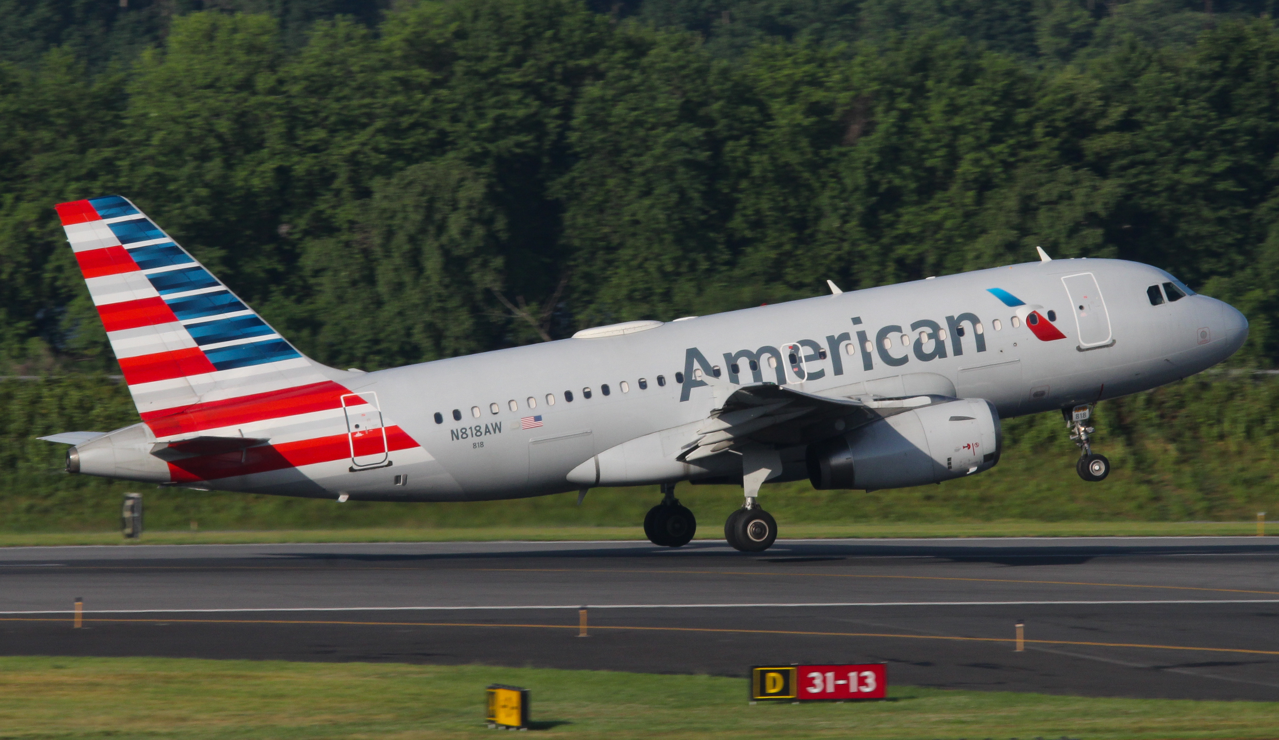 Full size: American Airlines Airbus A319 N818AW at Harrisburg International Airport