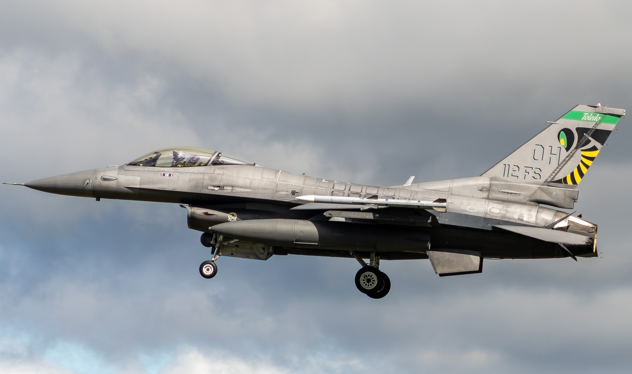 Full size: USAF - United States Air Force General Dynamics F-16 Fighting Falcon 89-2112 at Toledo Express Airport