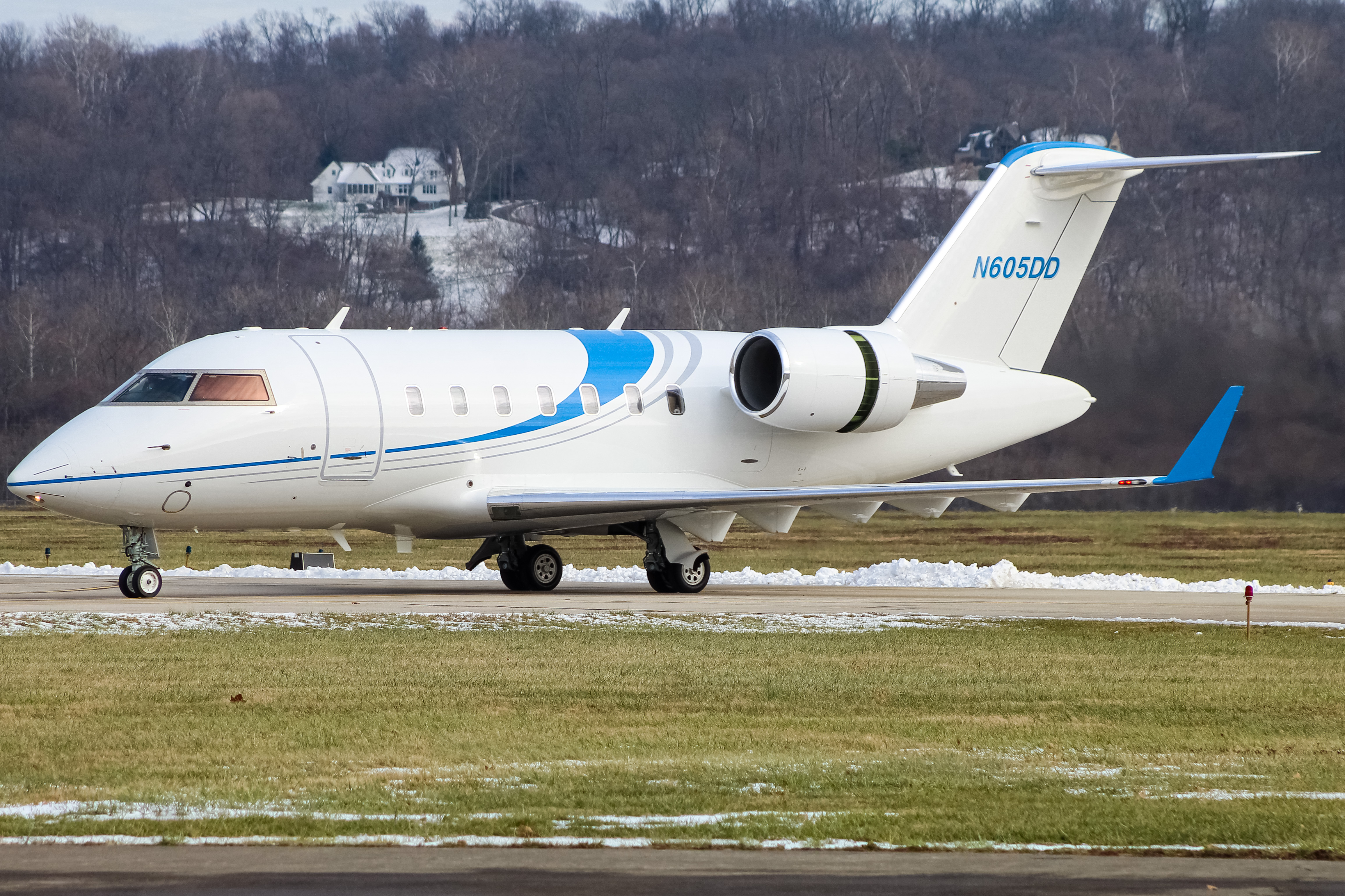 Full size: PRIVATE  Bombardier Challenger 604 N605DD at Cincinnati Municipal Airport/Lunken Field