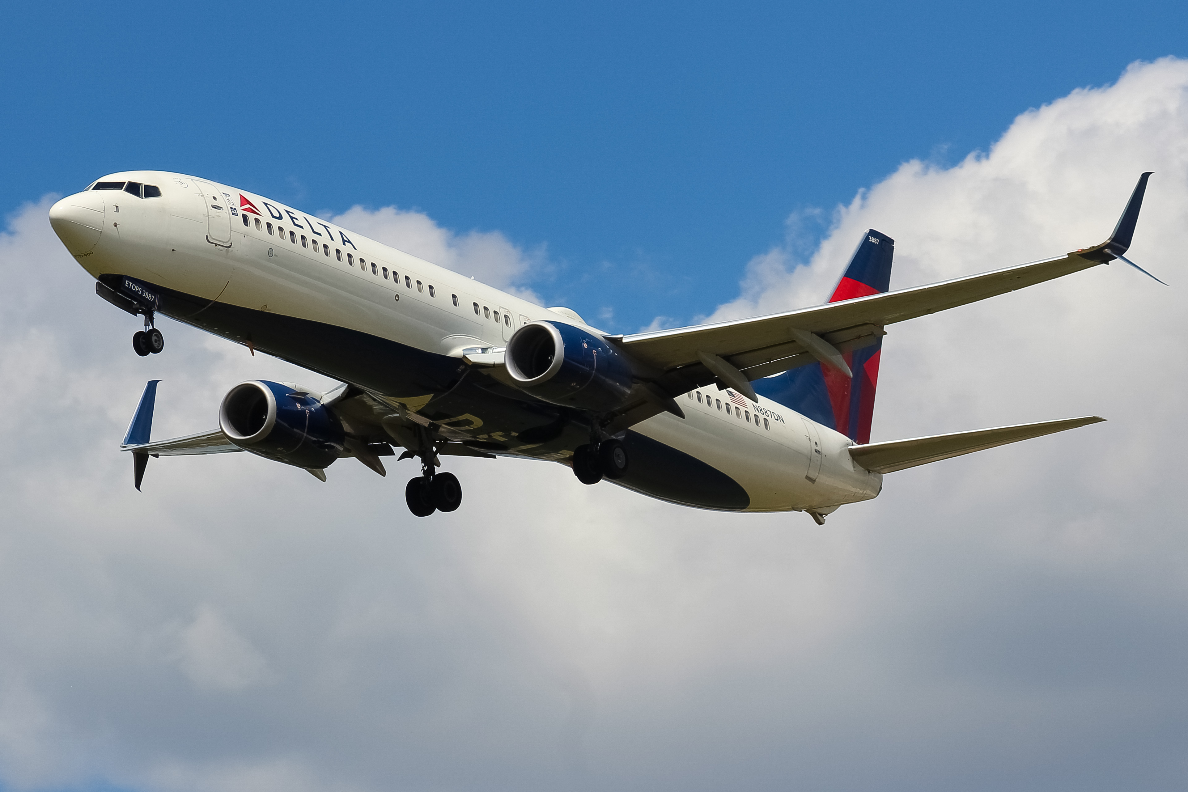 Full size: Delta Airlines Boeing 737-900ER N887DN at Cincinnati/Northern Kentucky International Airport