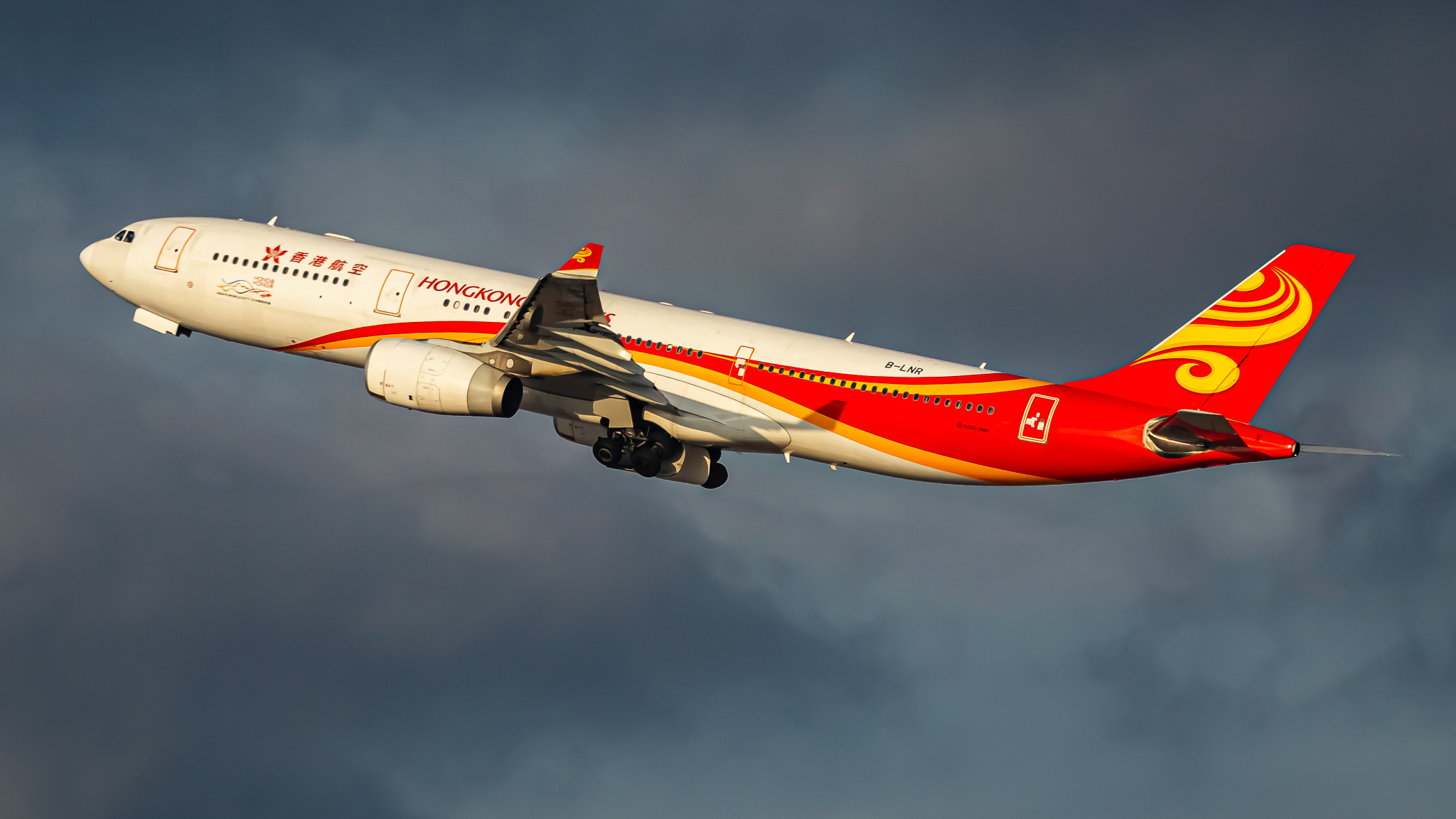 Full size: Hong Kong Airlines A330-343 B-LNR at Seoul-Incheon International Airport