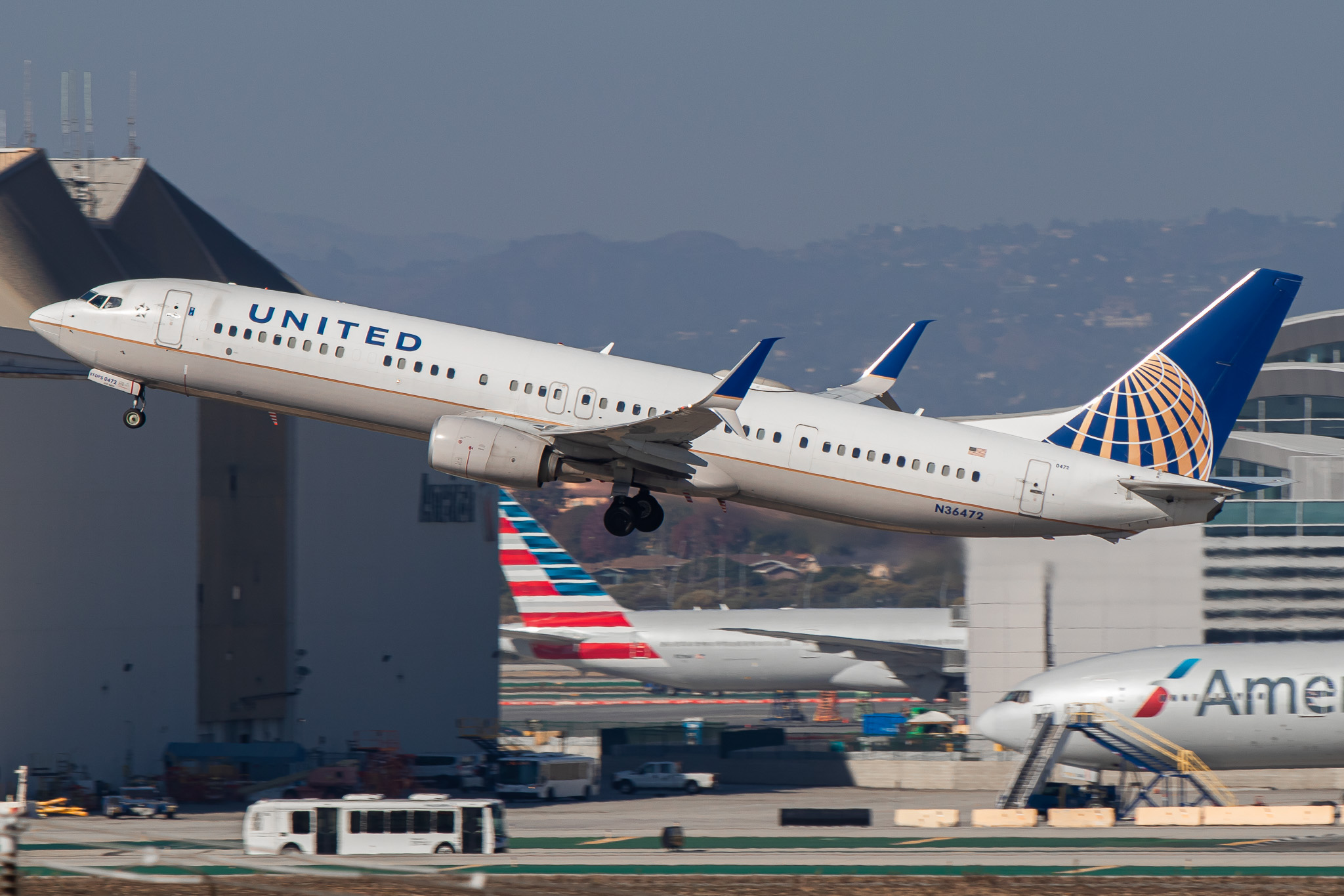 Full size: United Airlines Boeing 737-900ER N36472 at Los Angeles International Airport