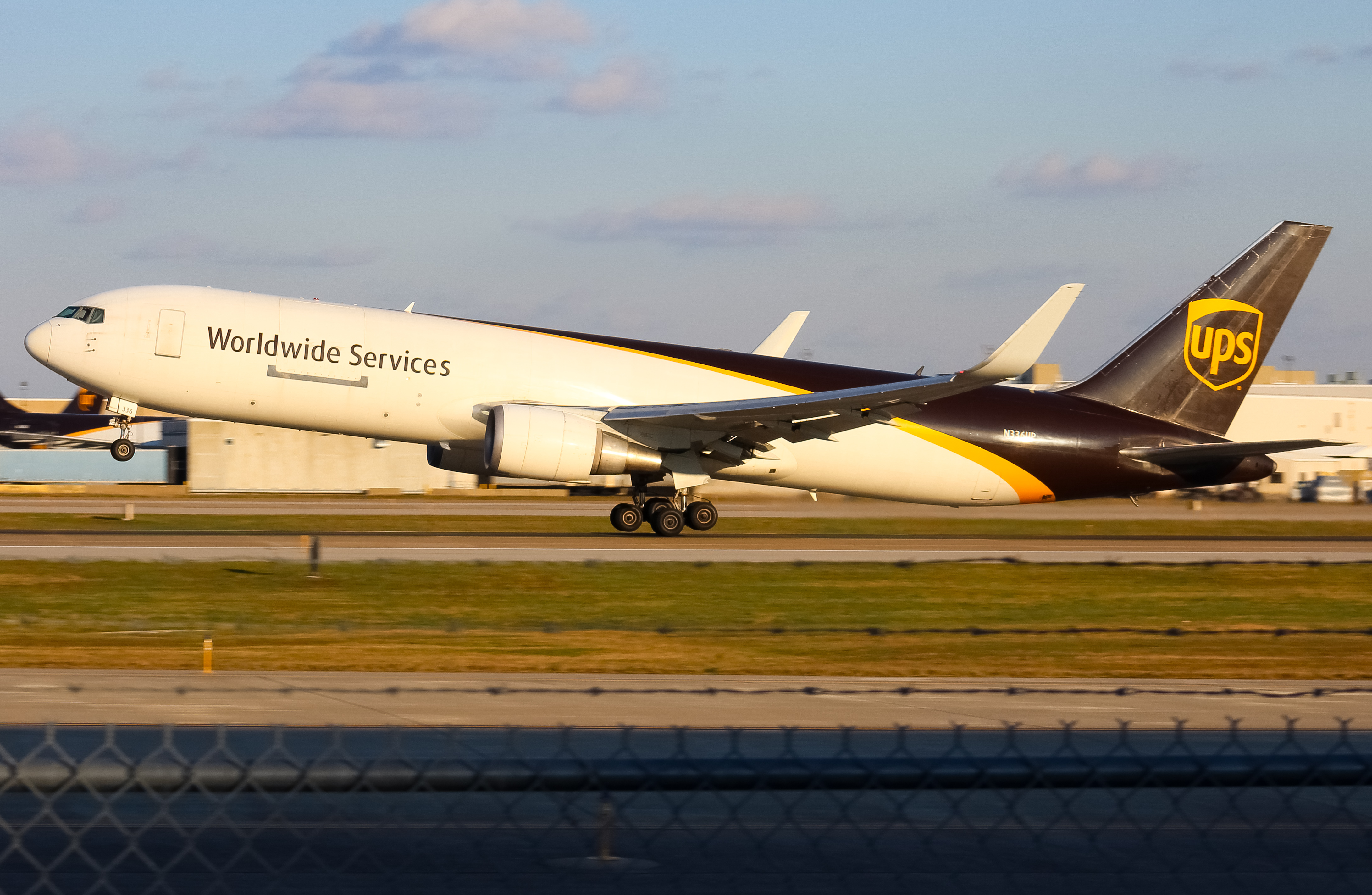 Full size: United Parcel Service Boeing 767-300F N336UP at Louisville Muhammad Ali International Airport