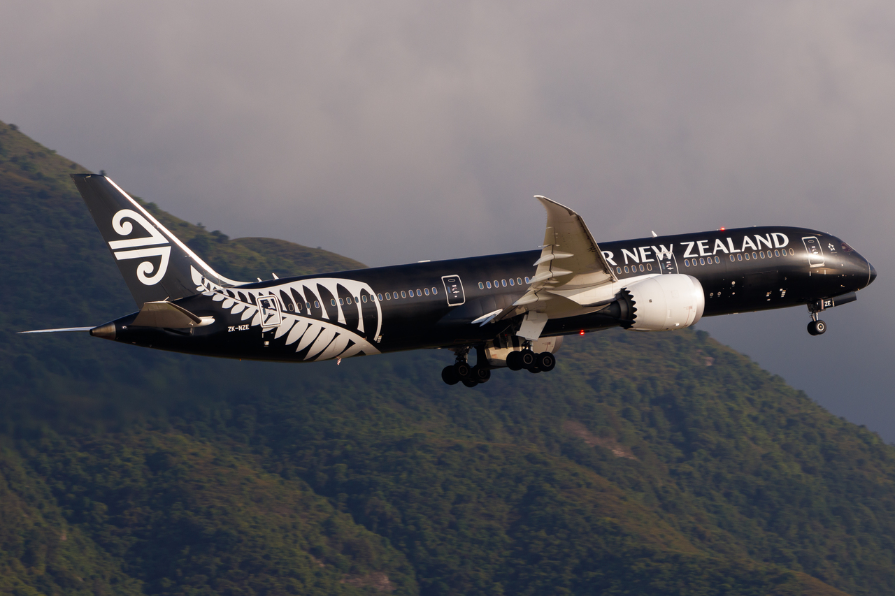 Full size: Air New Zealand Boeing 787-9 ZK-NZE at Hong Kong International Airport