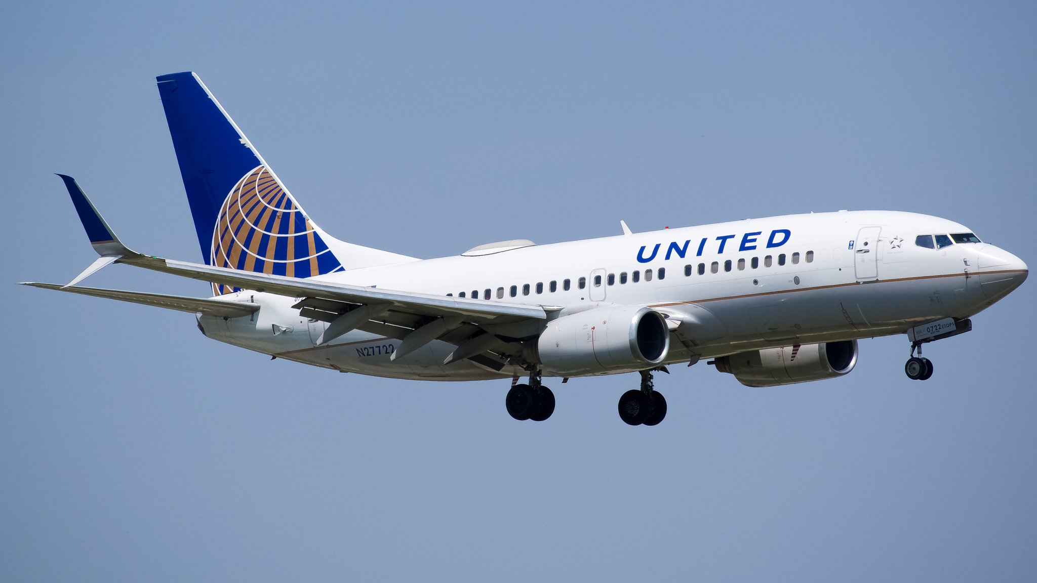Full size: United Airlines Boeing 737-700 N27722 at Chicago O'Hare International Airport