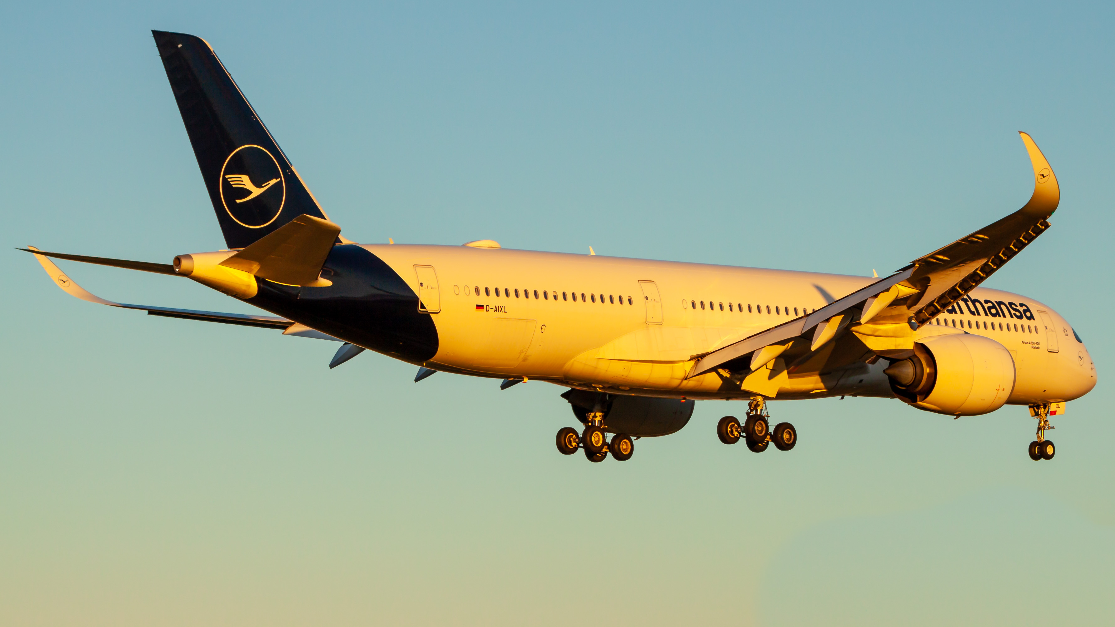 Full size: Lufthansa Airbus A350-900 D-AIXL at Miami International Airport
