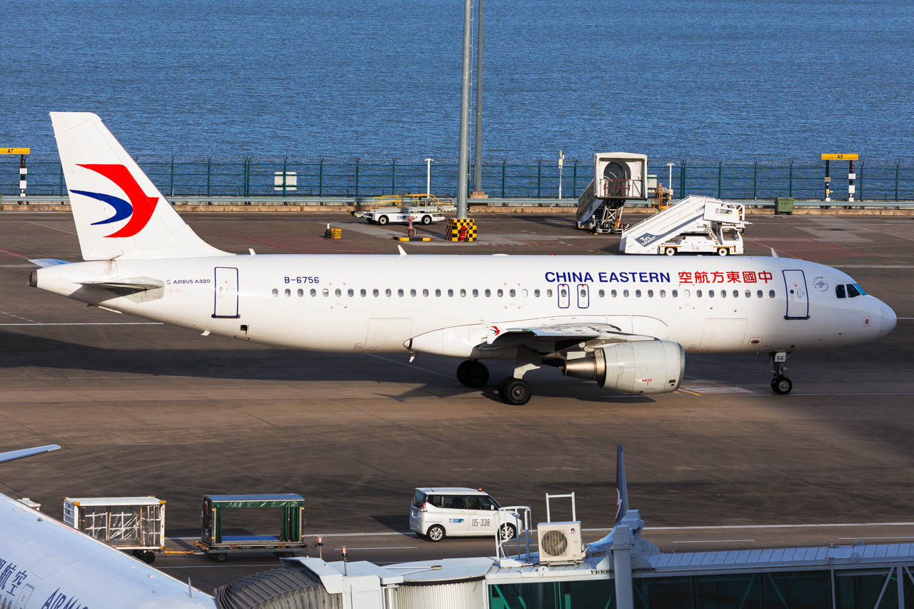 Full size: China Eastern Airlines Airbus A320 B-6756 at Macau International Airport