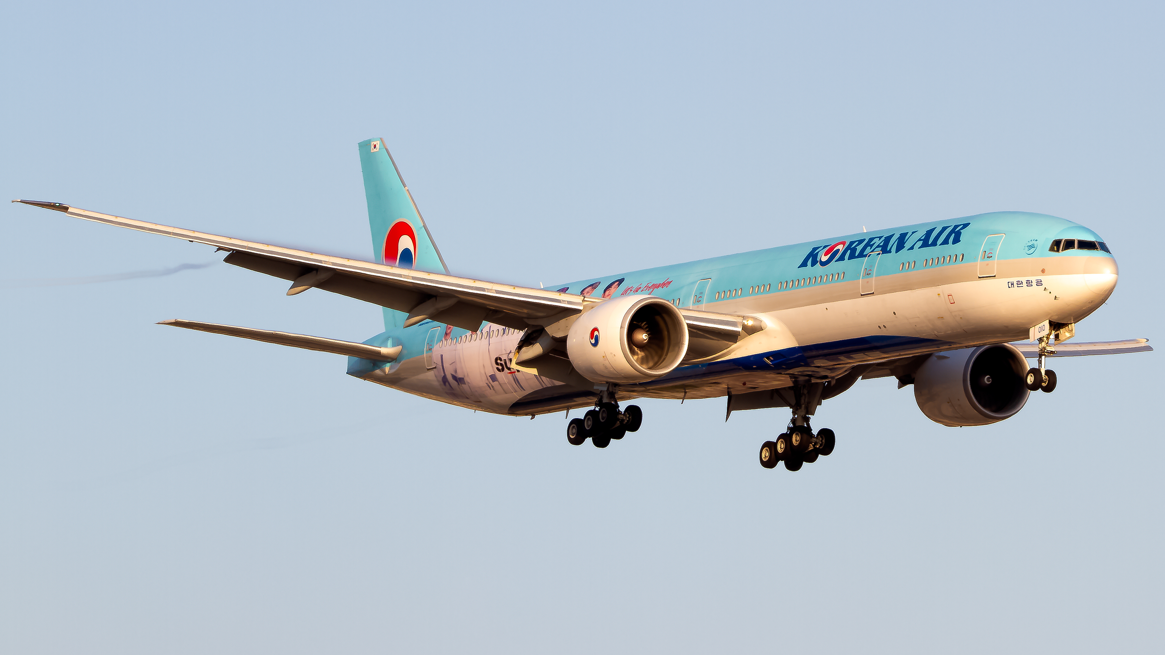 Full size: Korean Air Boeing 777-300ER HL8010 at Los Angeles International Airport