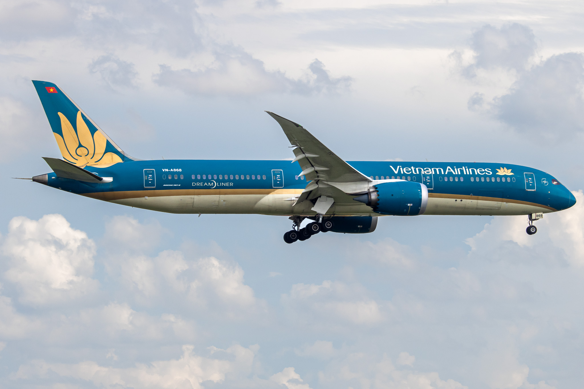 Full size: Vietnam Airlines Boeing 787-9 VN-A868 at Tan Son Nhat International Airport