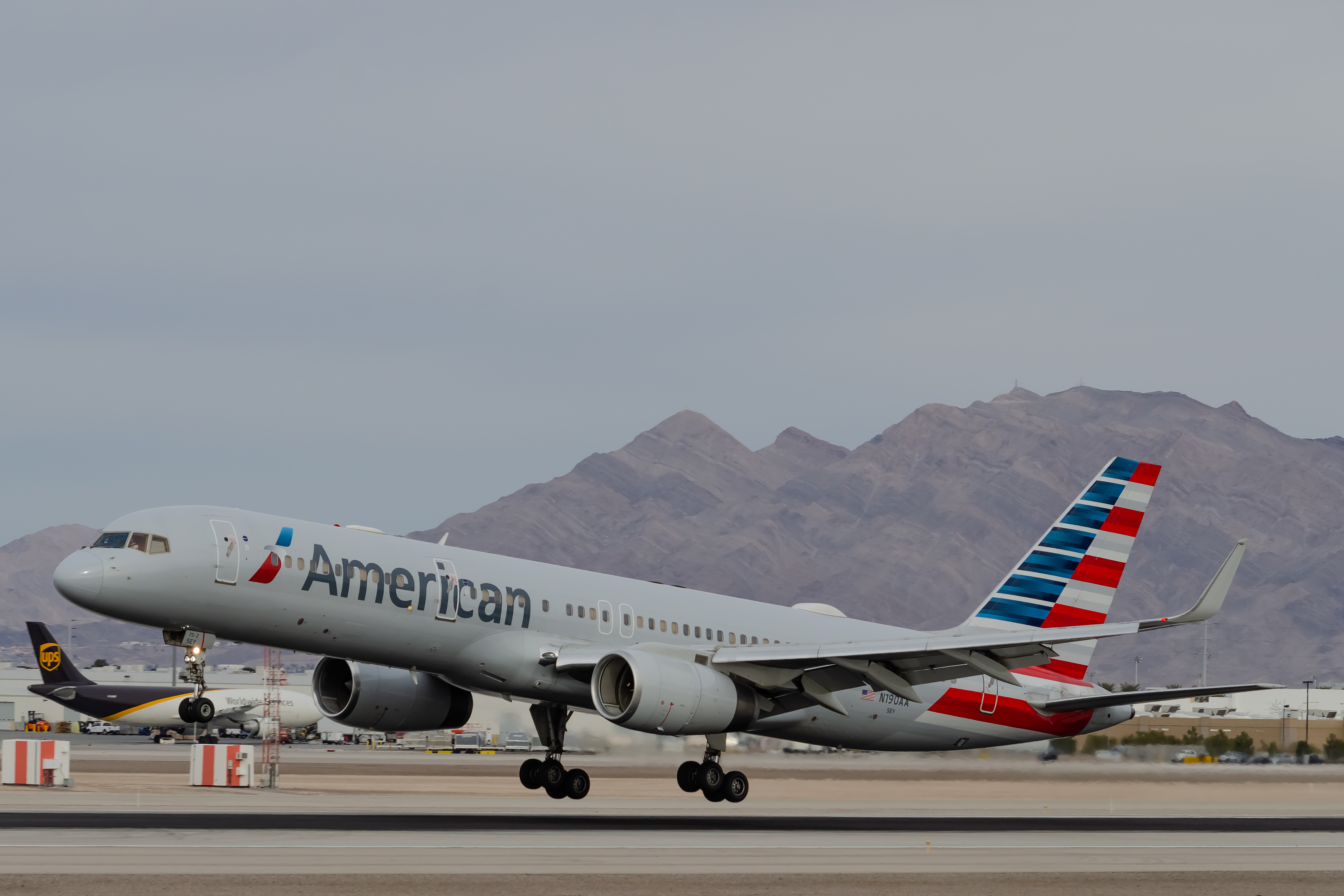 Full size: American Airlines Boeing 757-200 N190AA at Harry Reid International Airport