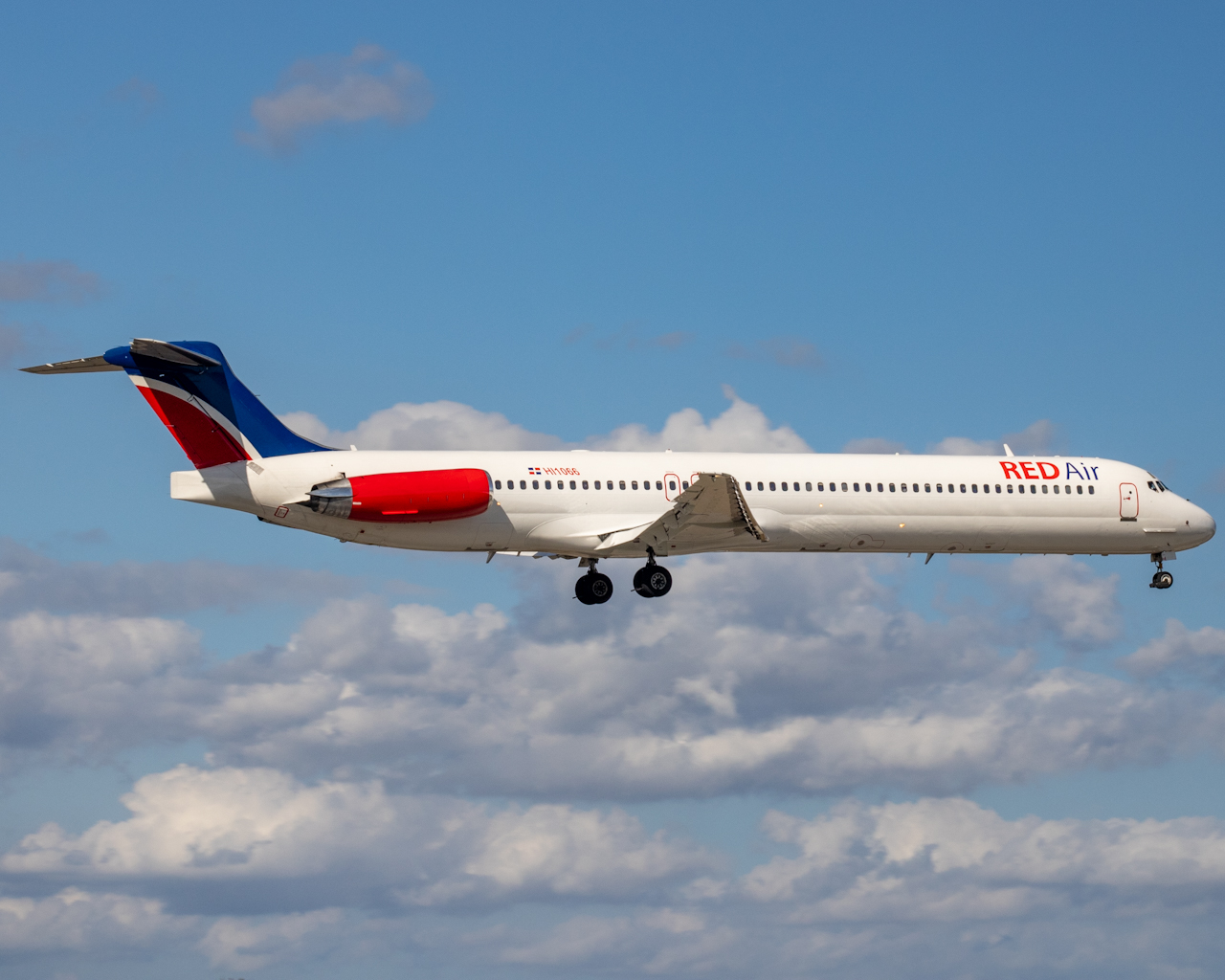 Full size: RedAir McDonnell Douglas MD-82 HI1066 at Miami International Airport