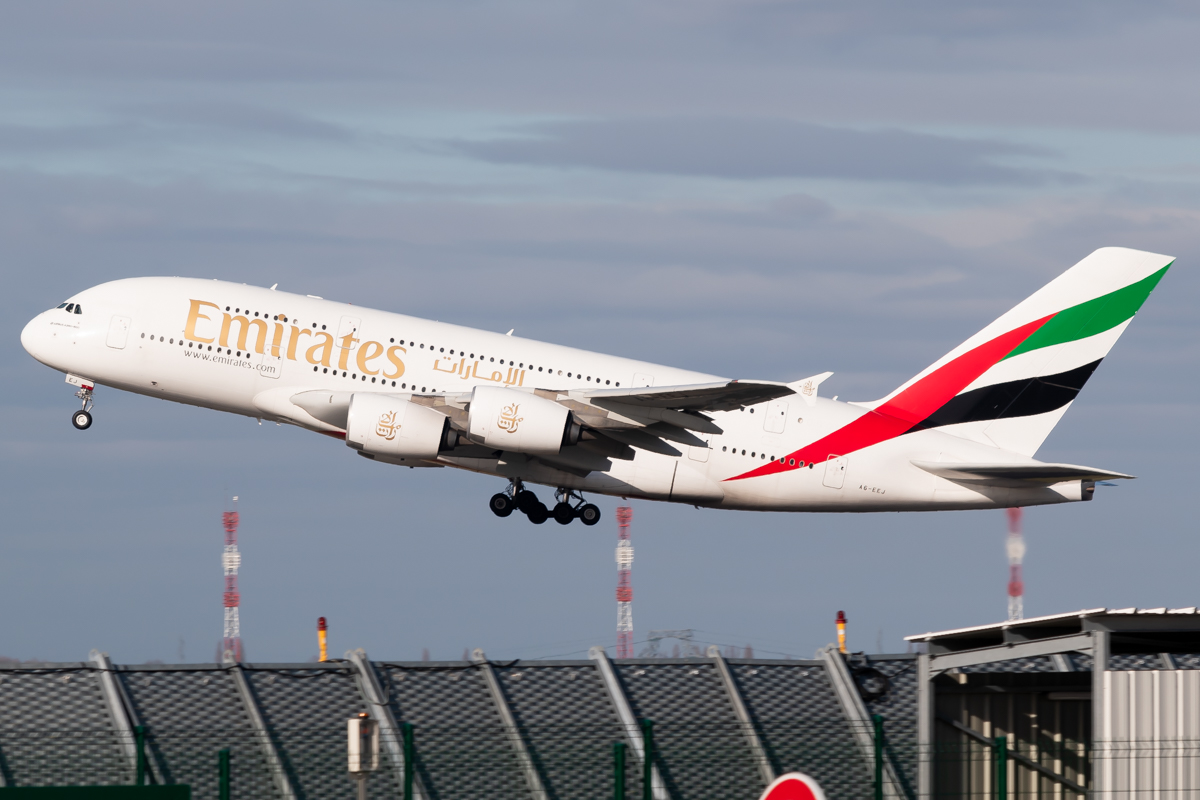 Full size: Emirates Airbus A380-800 A6-EEJ at Paris Charles de Gaulle Airport
