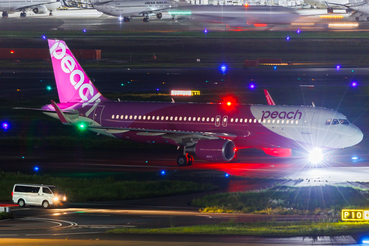 Full size: Peach Air Airbus A320 JA824P at Tokyo-Haneda Airport