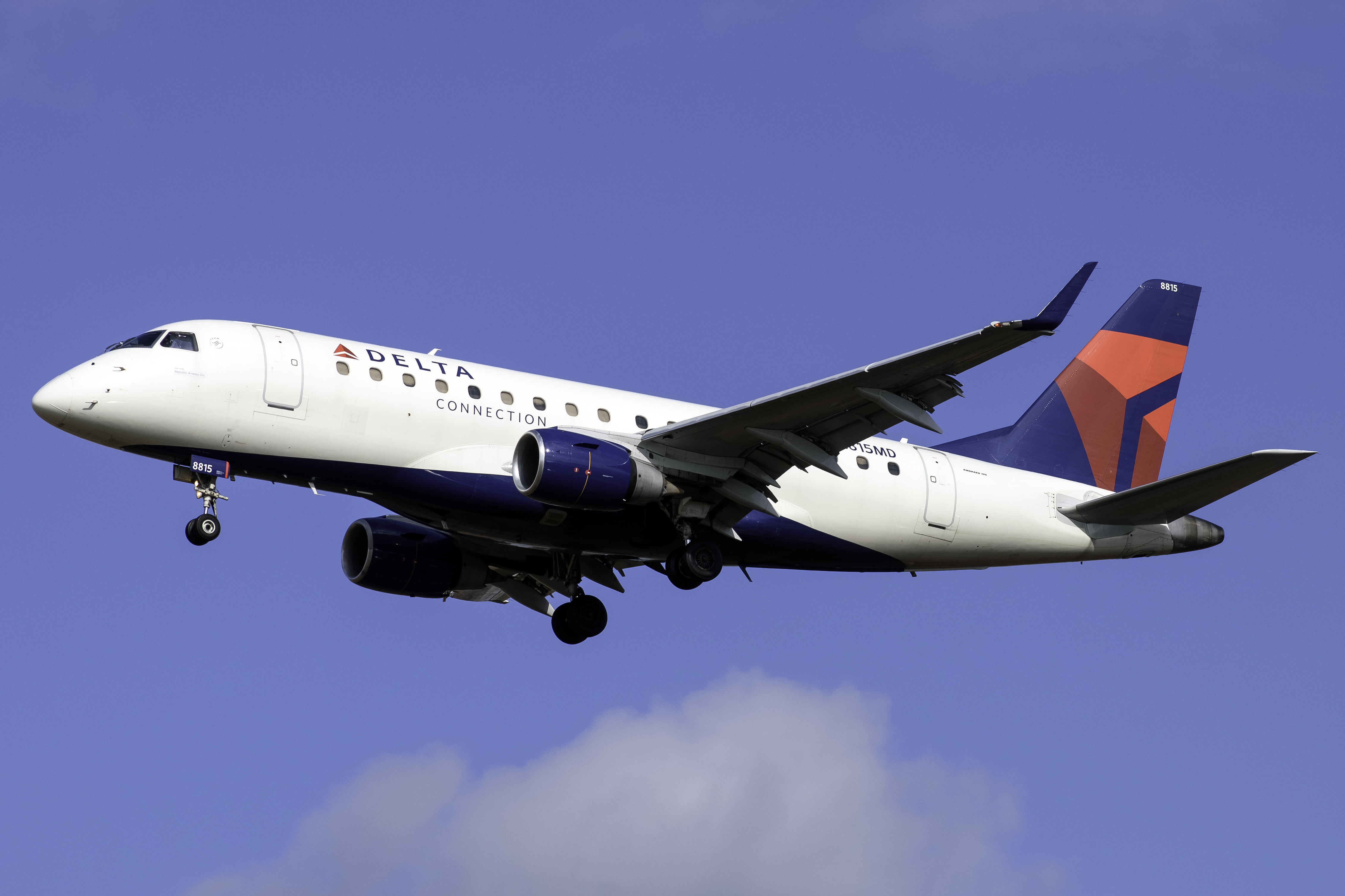 Full size: Delta Connection Embraer E170 N815MD at Philadelphia International Airport