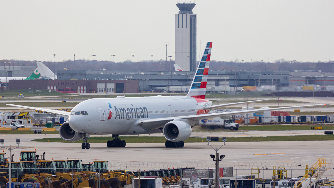 Full size: American Airlines Boeing 777-200ER N760AN at Chicago O'Hare International Airport