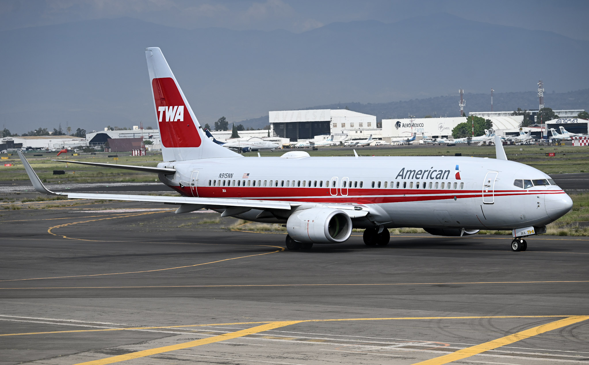 Full size: American Airlines Boeing 737-800 N915NN at Mexico City International Airport