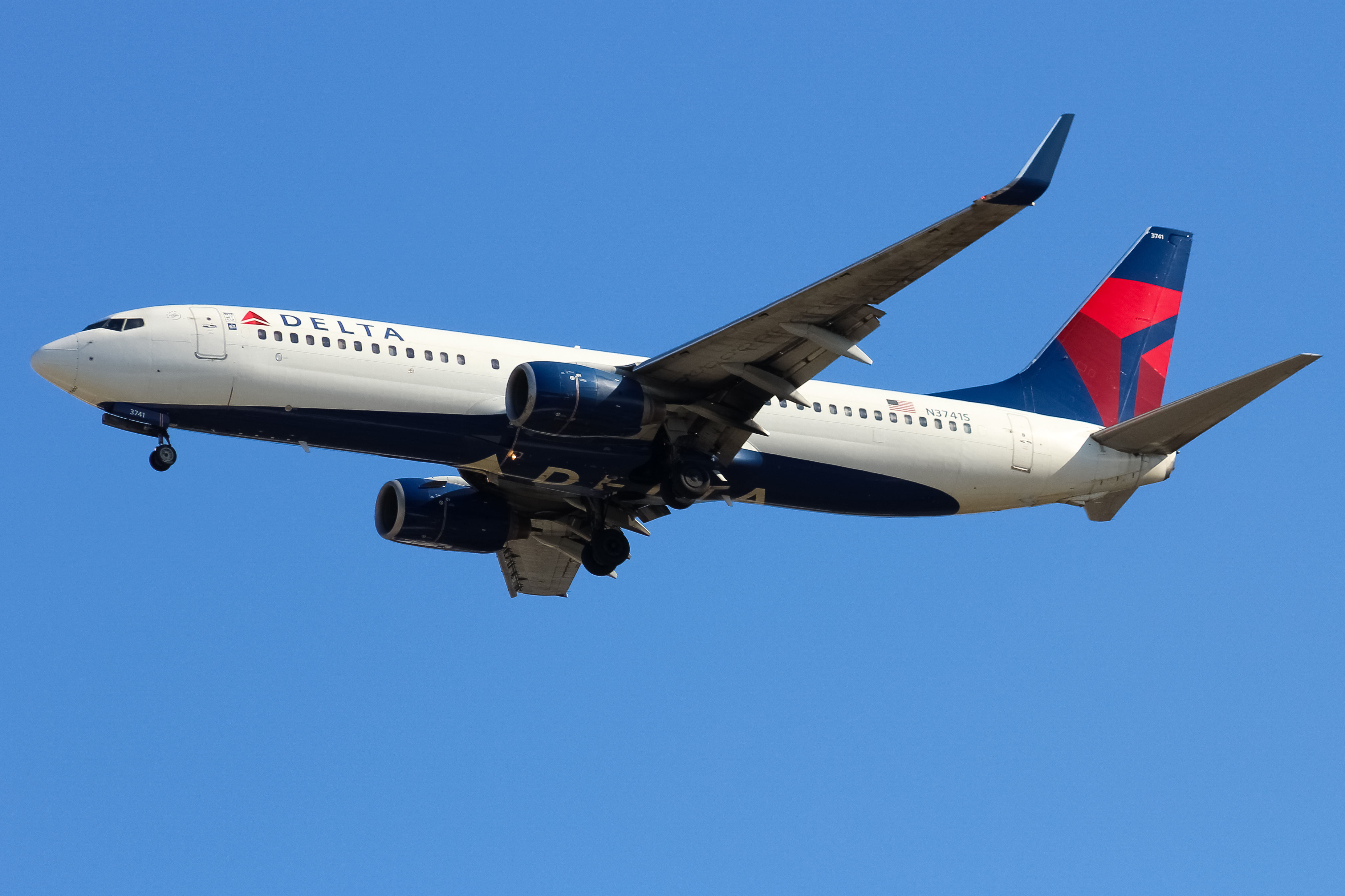 Full size: Delta Airlines Boeing 737-800 N3741S at Cincinnati/Northern Kentucky International Airport