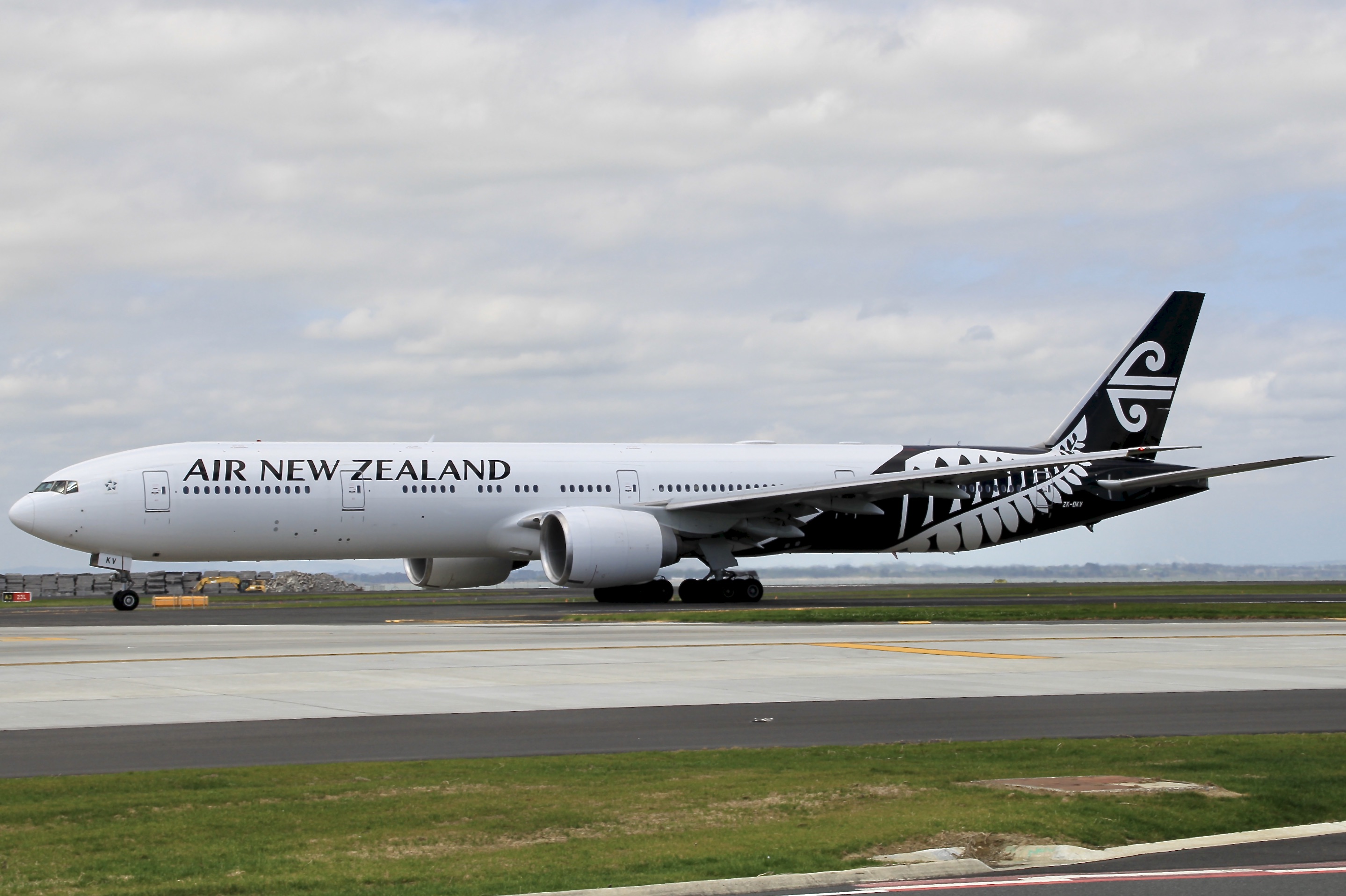 Full size: Air New Zealand Boeing 777-300ER ZK-OKV at Auckland International Airport