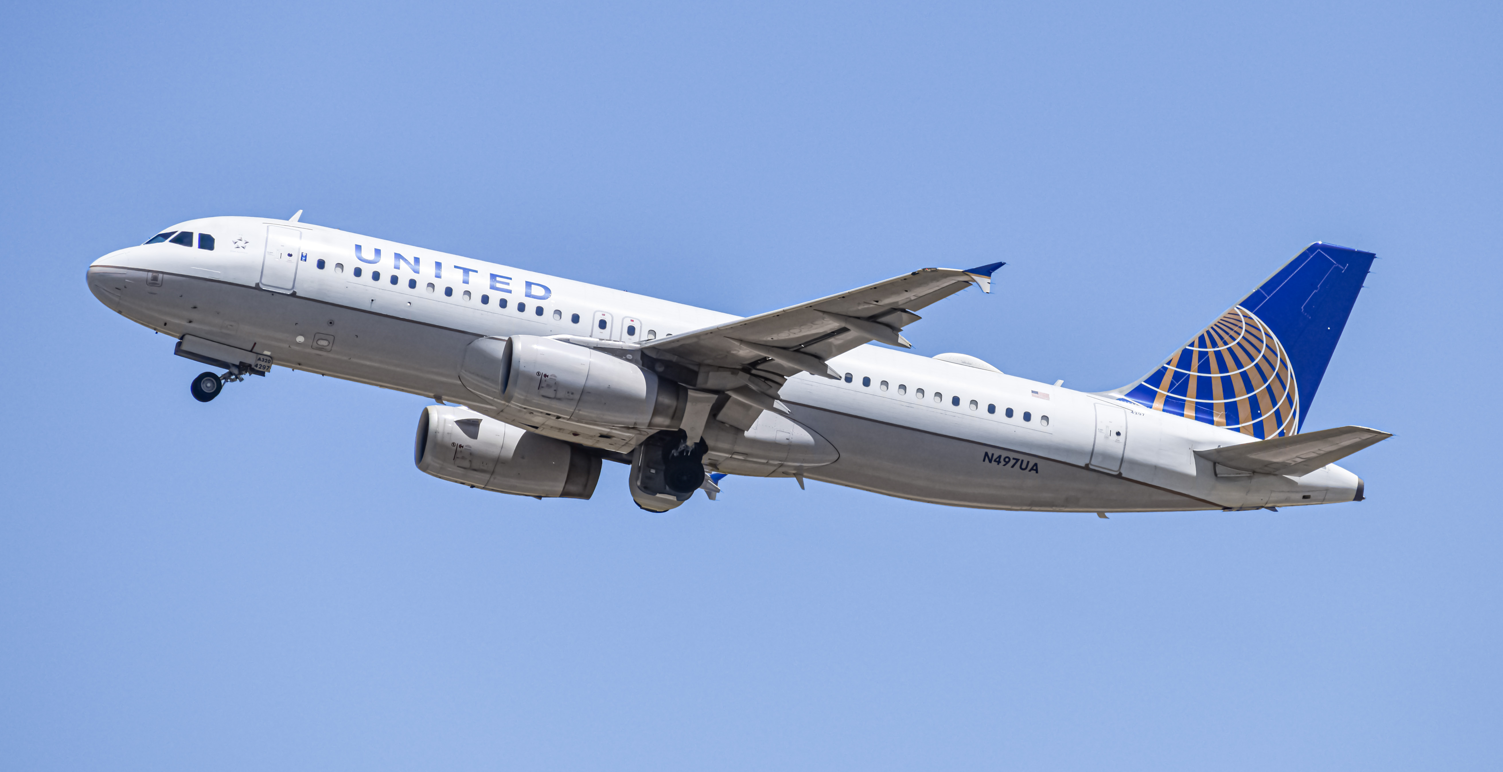 Full size: United Airlines Airbus A320-200 N497UA at Denver International Airport