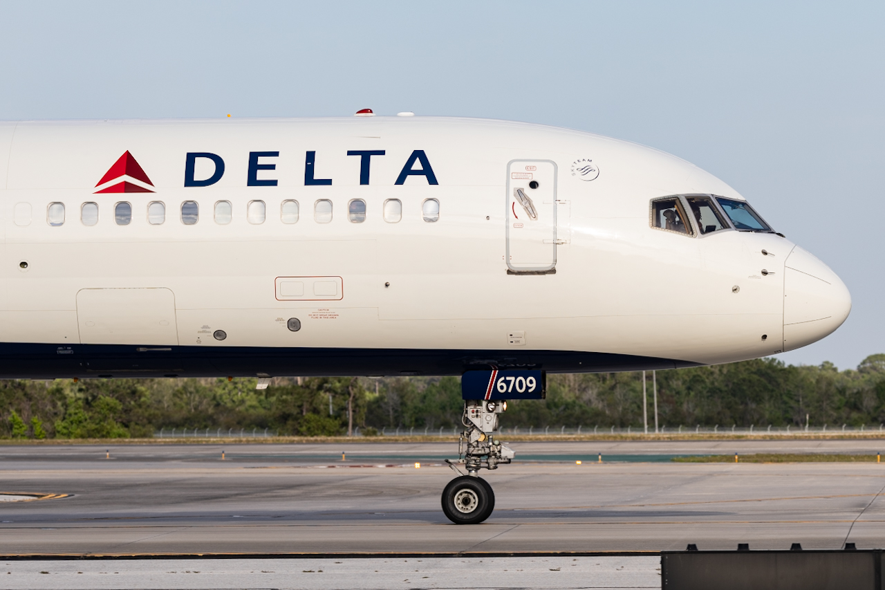 Full size: Delta Airlines Boeing 757-200 N6709 at Orlando International Airport