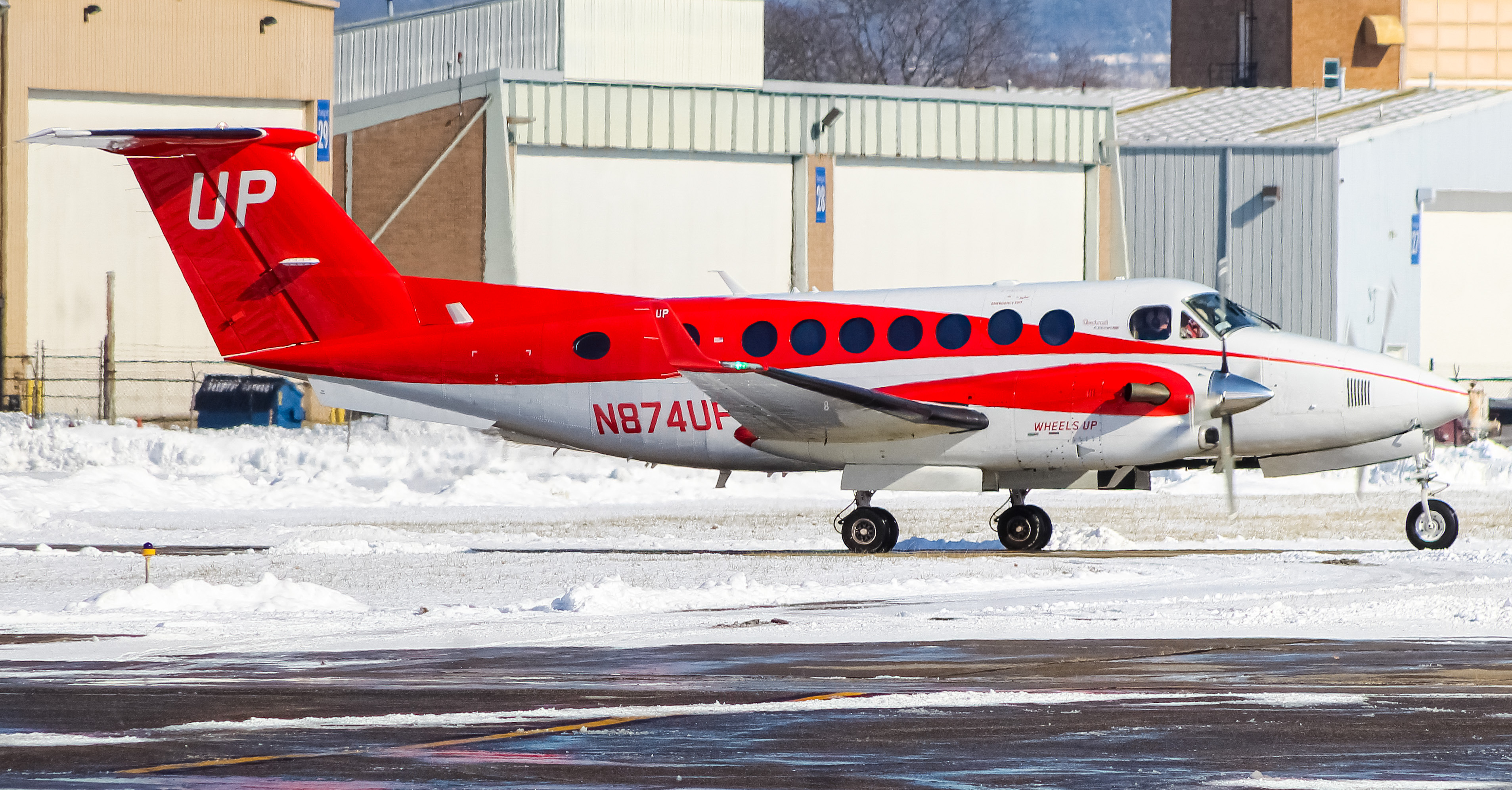 Full size: Wheels Up Beech B300 Super King Air 350 N874UP at Cincinnati Municipal Airport/Lunken Field