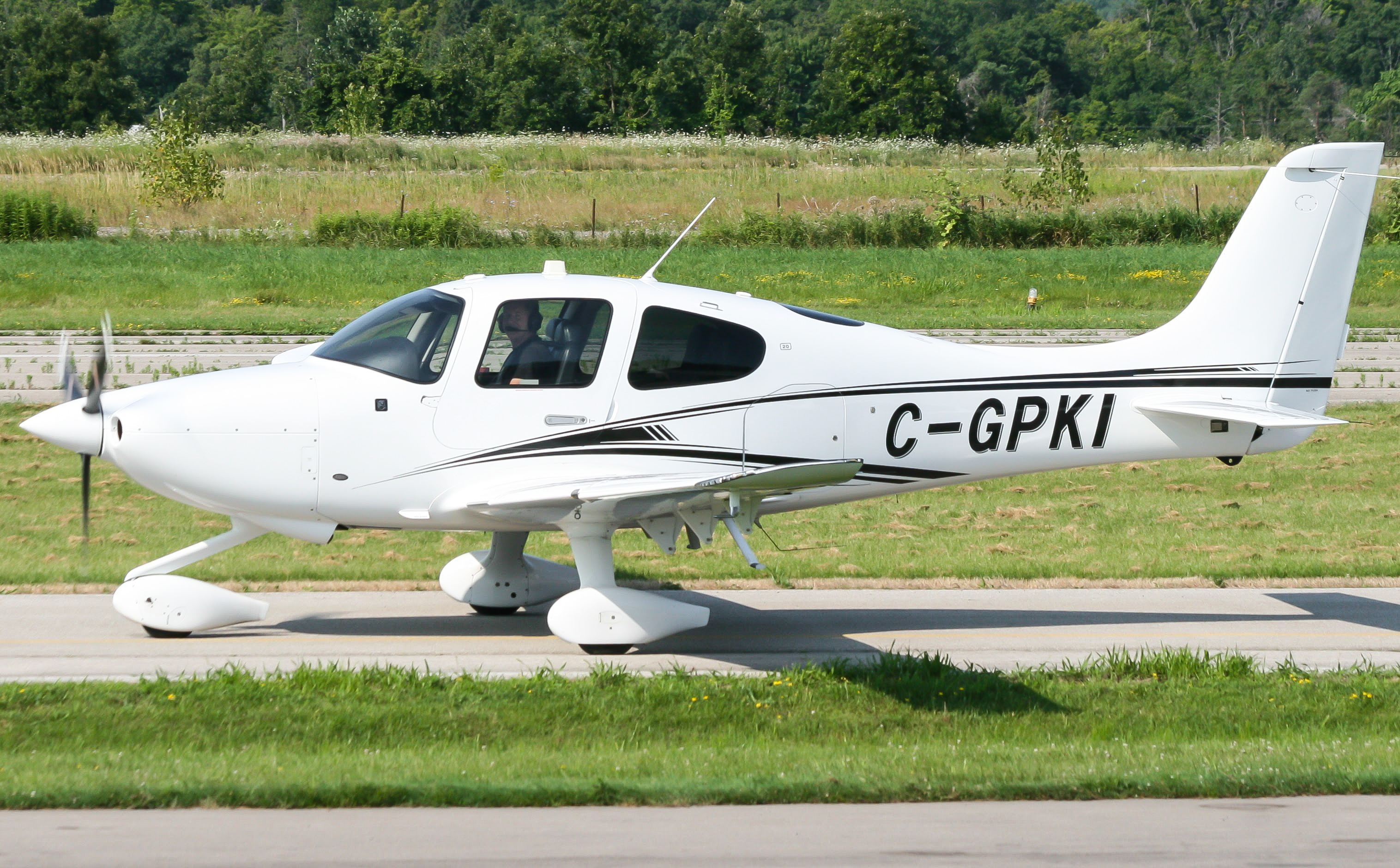 Full size: Spectrum Airways Cirrus SR20 C-GPKI at 
