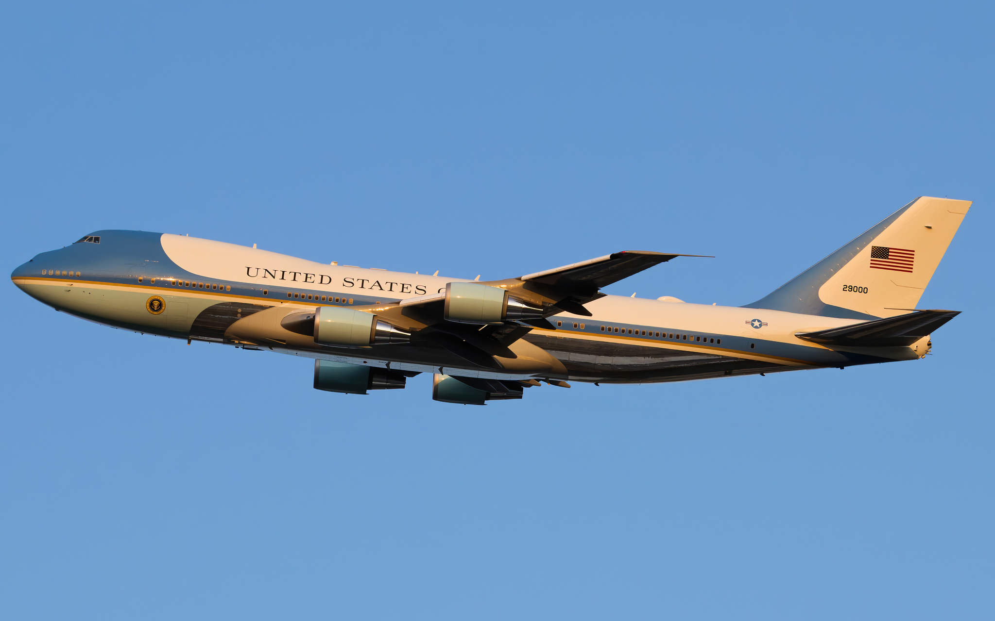 Full size: United States Air Force Boeing VC-25A 92-9000 at Joint Base Andrews