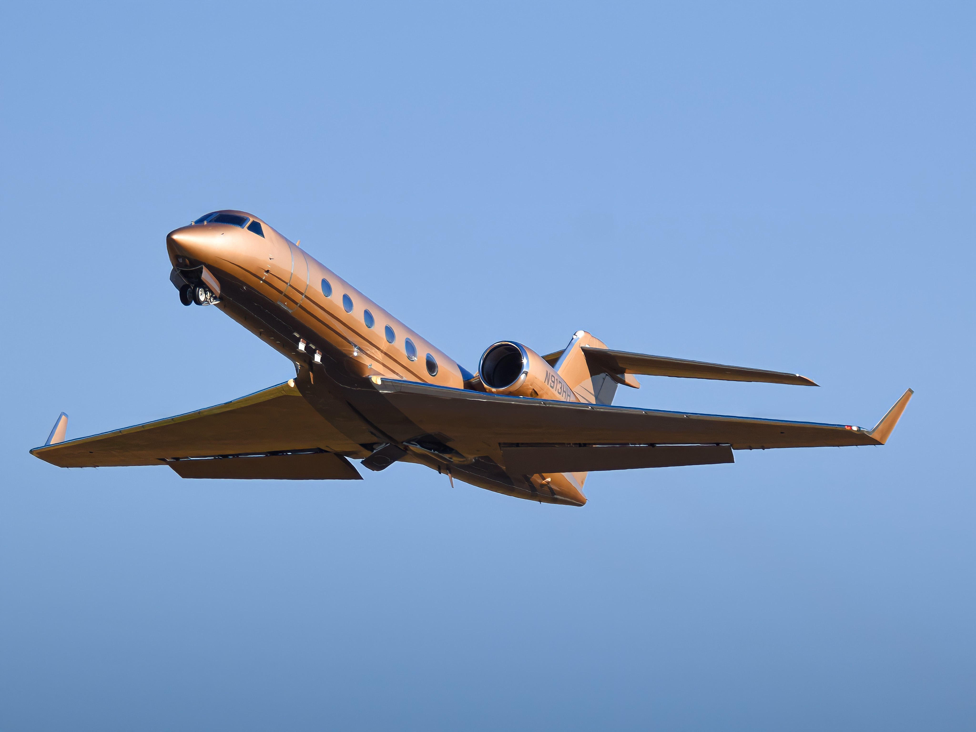 Full size: PRIVATE Gulfstream IV N913HH at Laurence G Hanscom Field Airport