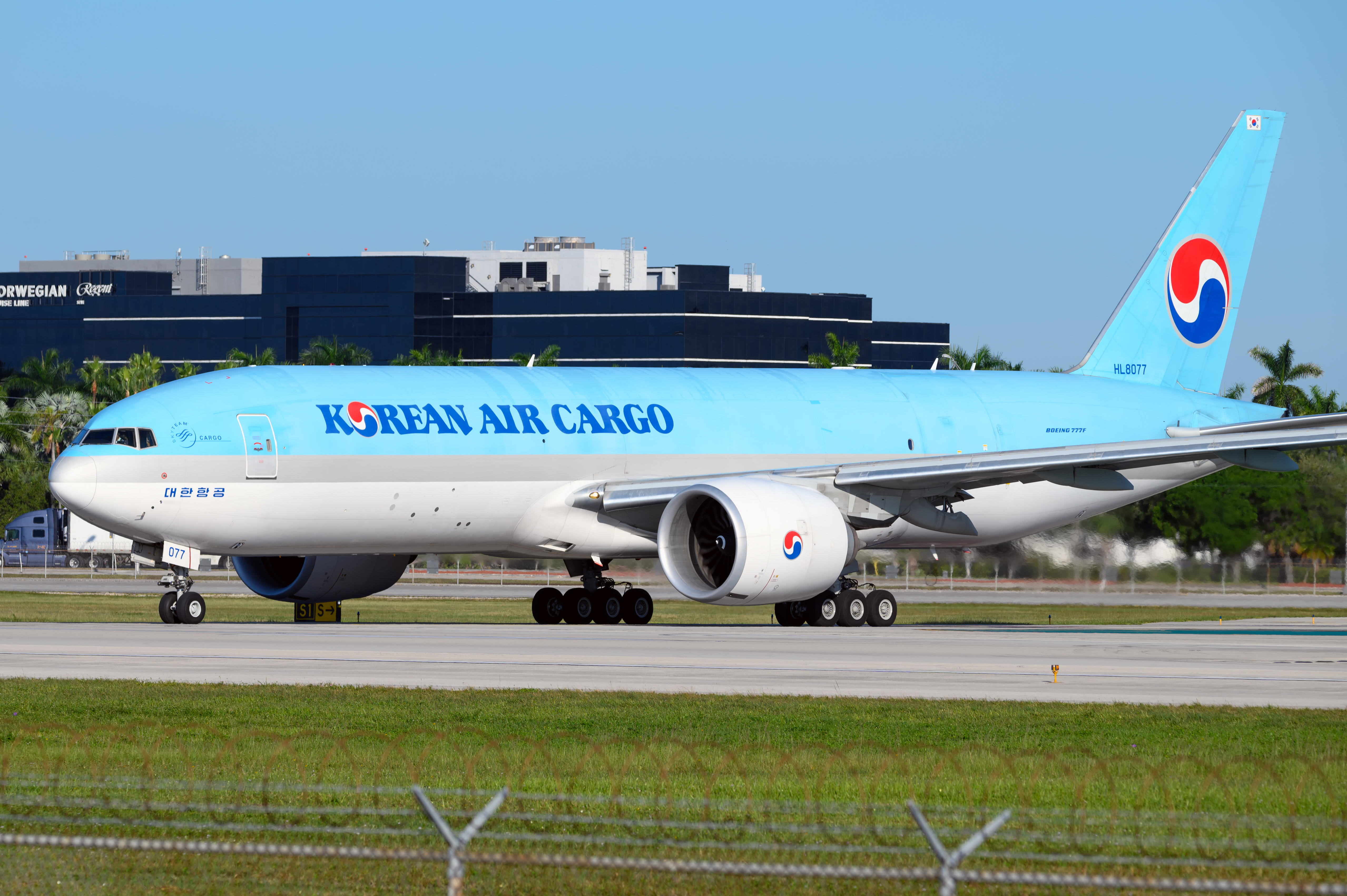 Full size: Korean Air Cargo Boeing 777-F HL8077 at Miami International Airport