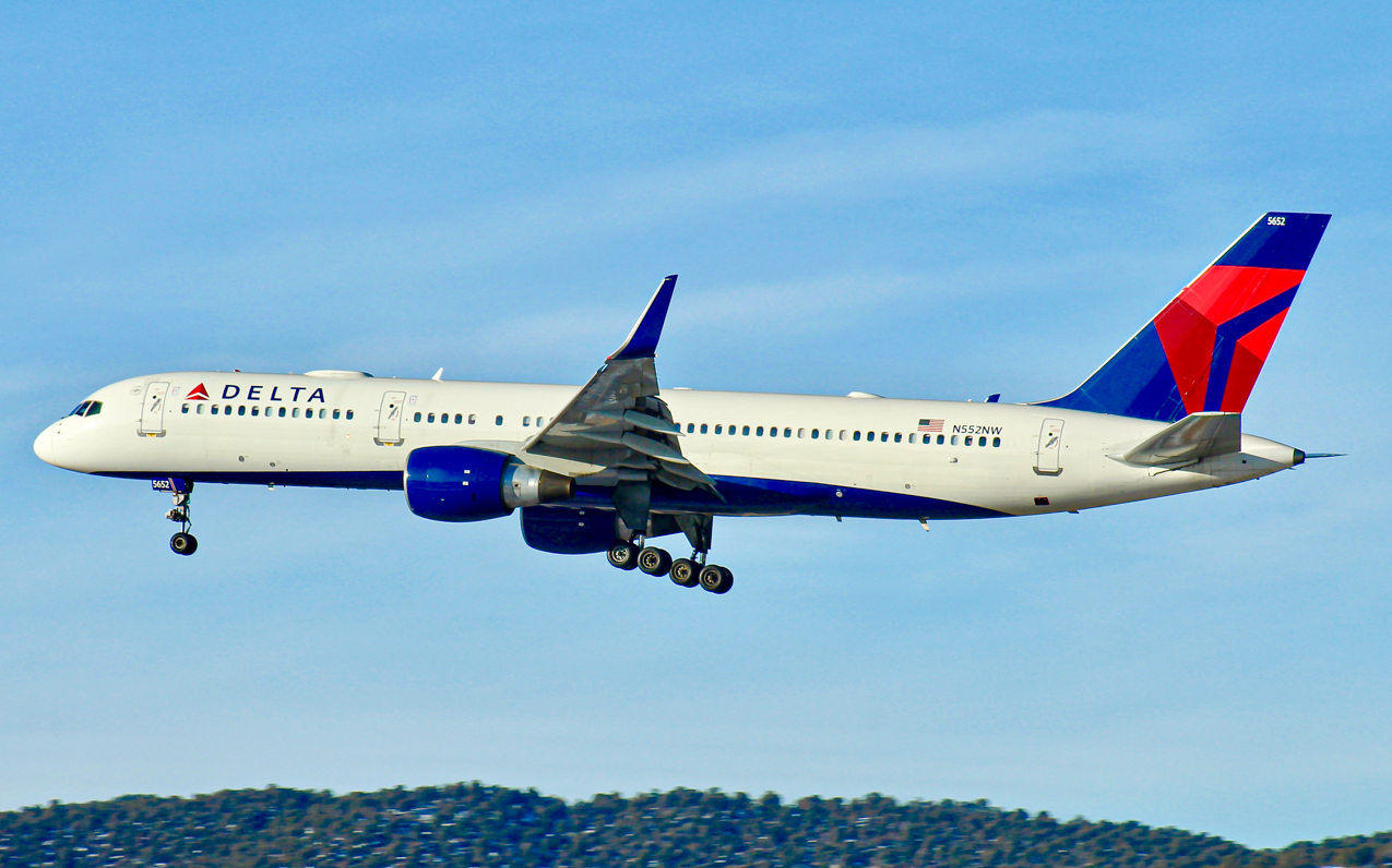Full size: Delta Airlines Boeing 757-200 N552NW at Eagle County Regional Airport