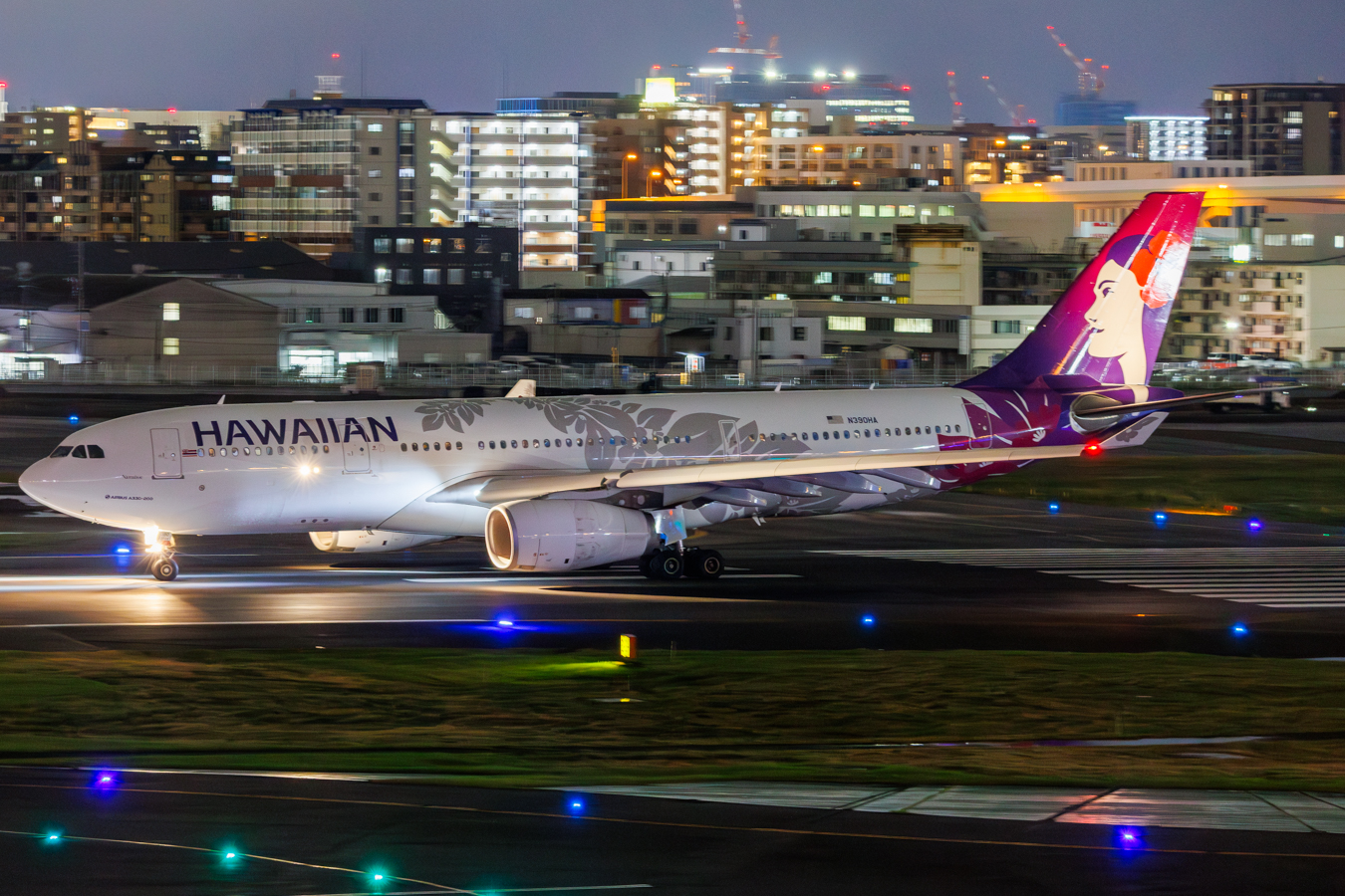 Full size: Hawaiian Airlines Airbus A330-200 N390HA at Fukuoka Airport