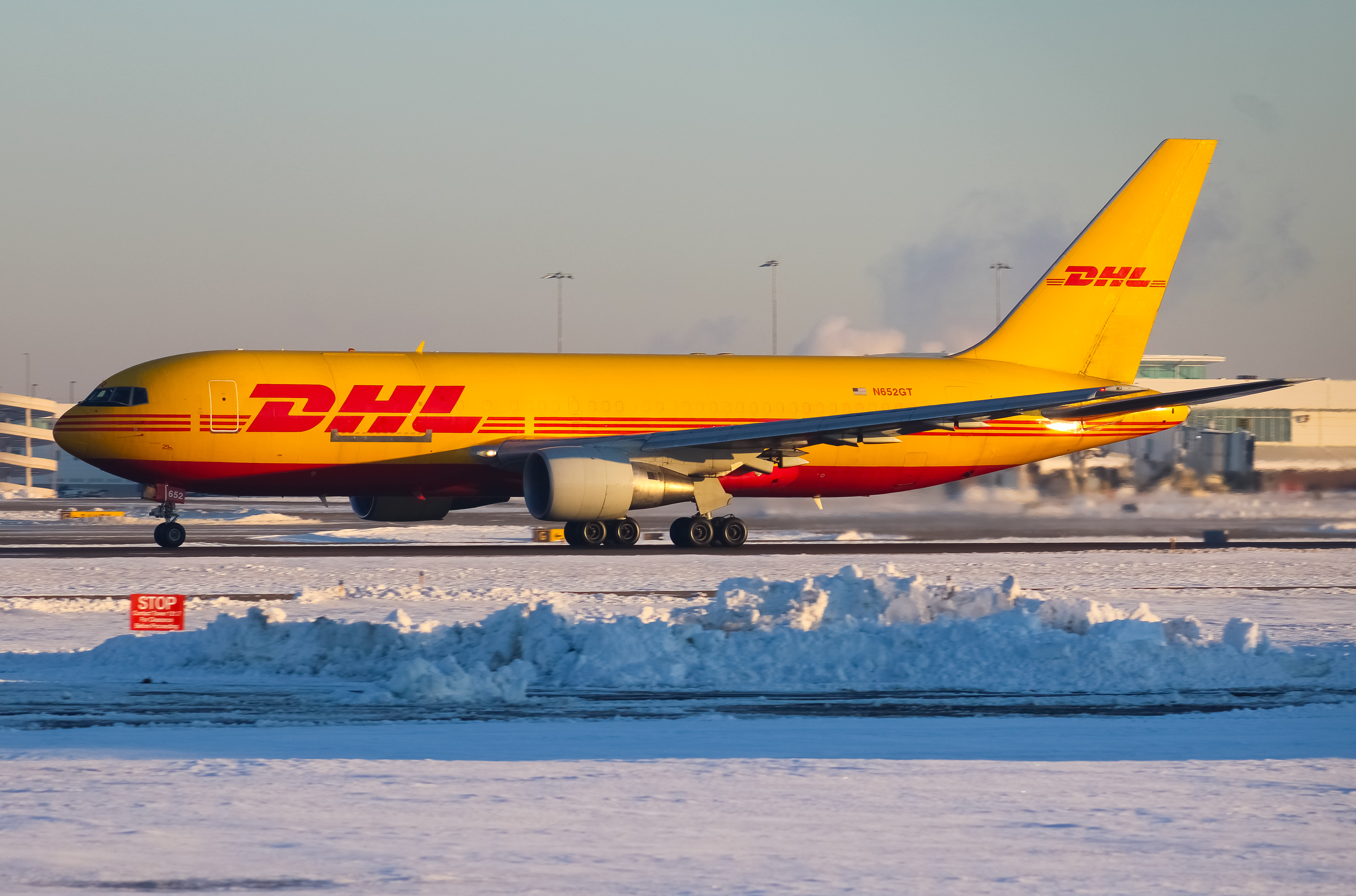 Full size: DHL Boeing 767-200F N652GT at Cincinnati/Northern Kentucky International Airport