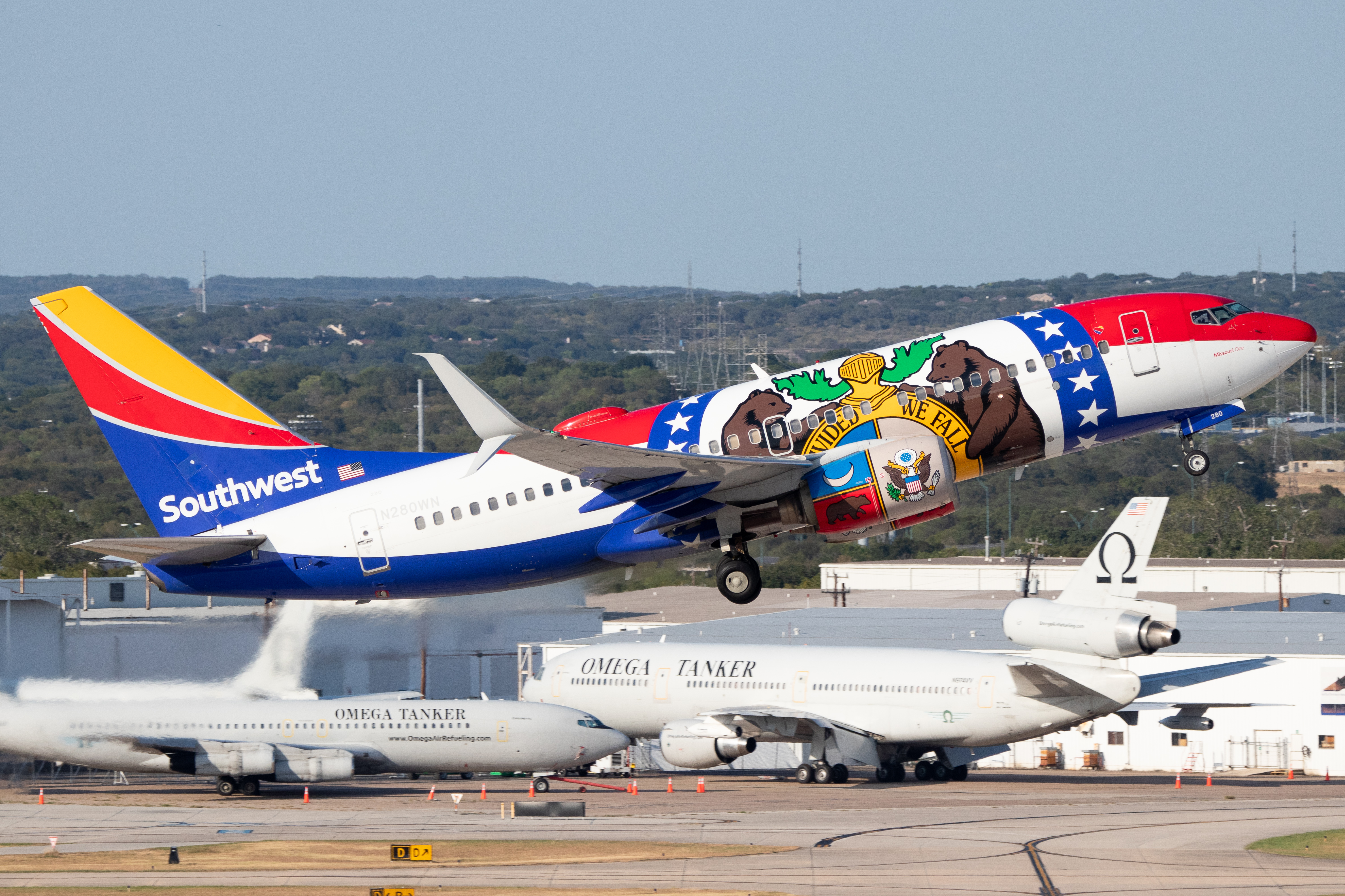 Full size: Southwest Airlines Boeing 737-700 N280WN at San Antonio International Airport