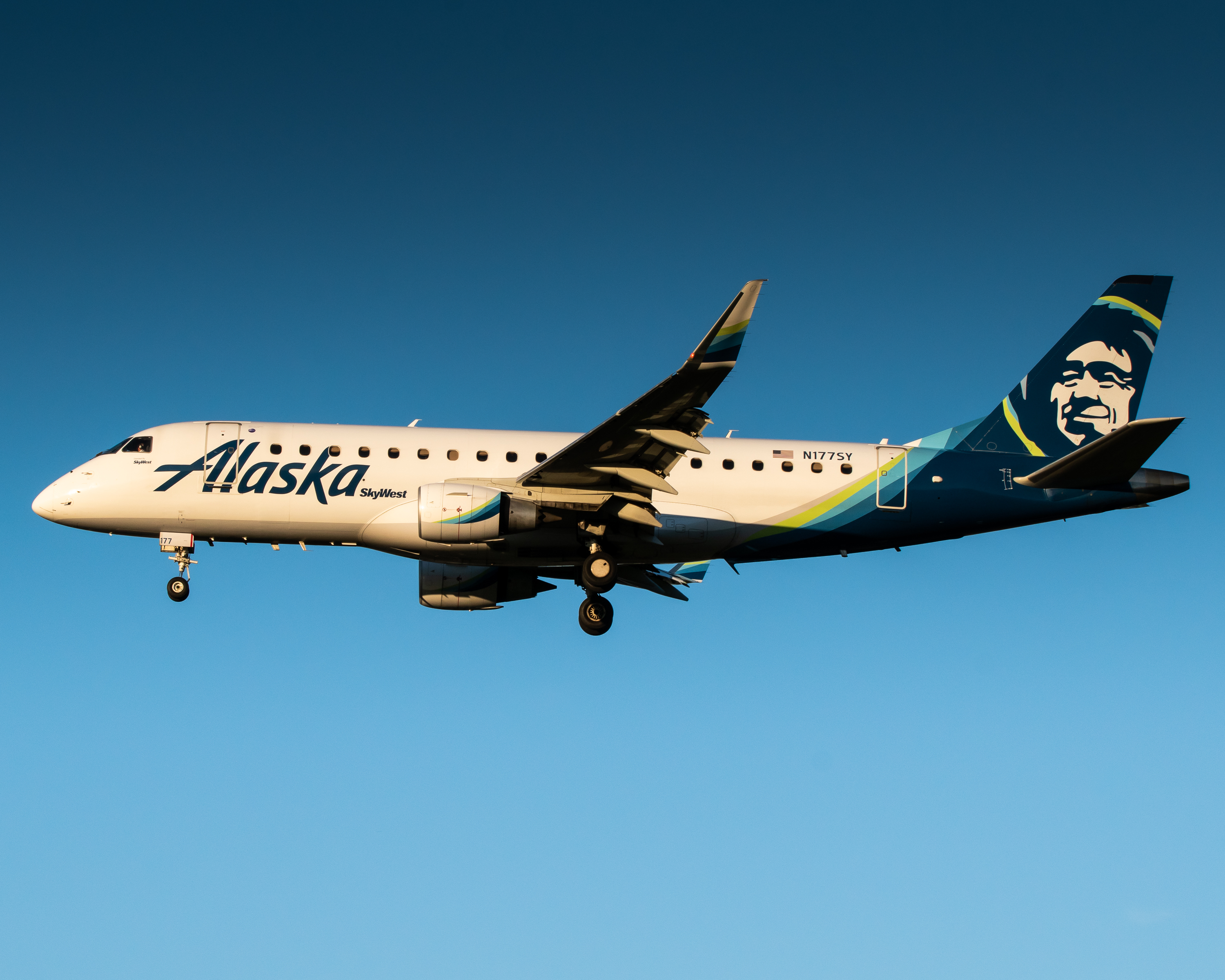 Full size: Alaska Airlines Embraer E175 N177SY at Portland International Airport