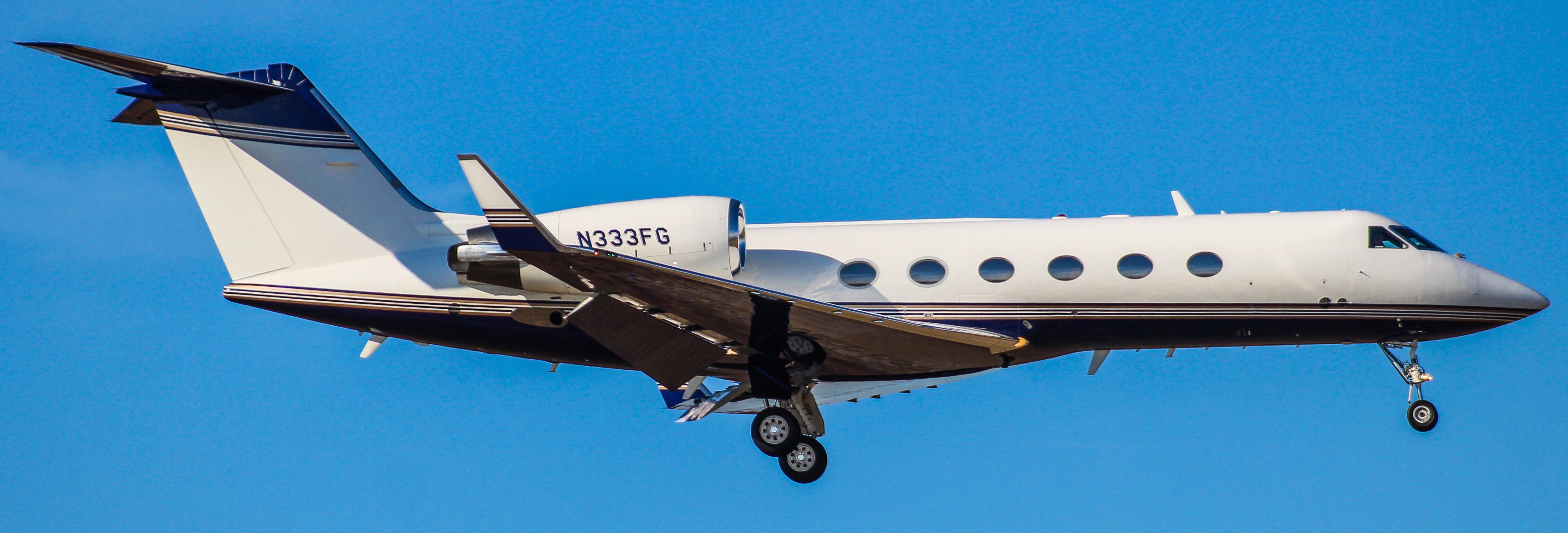 Full size: PRIVATE Gulfstream IV N333FG at Philadelphia International Airport