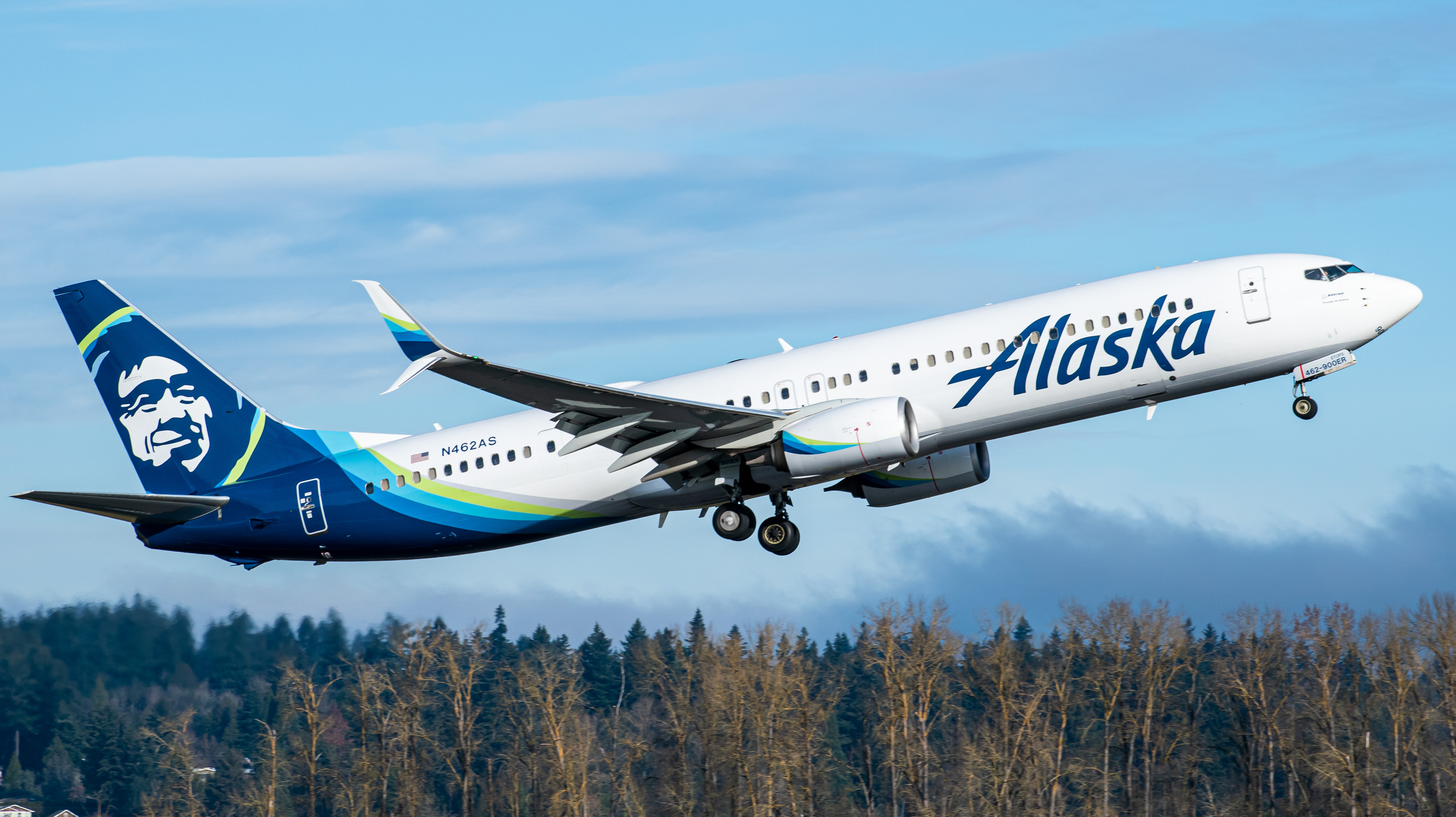 Full size: Alaska Airlines Boeing 737-900ER N462AS at Portland International Airport
