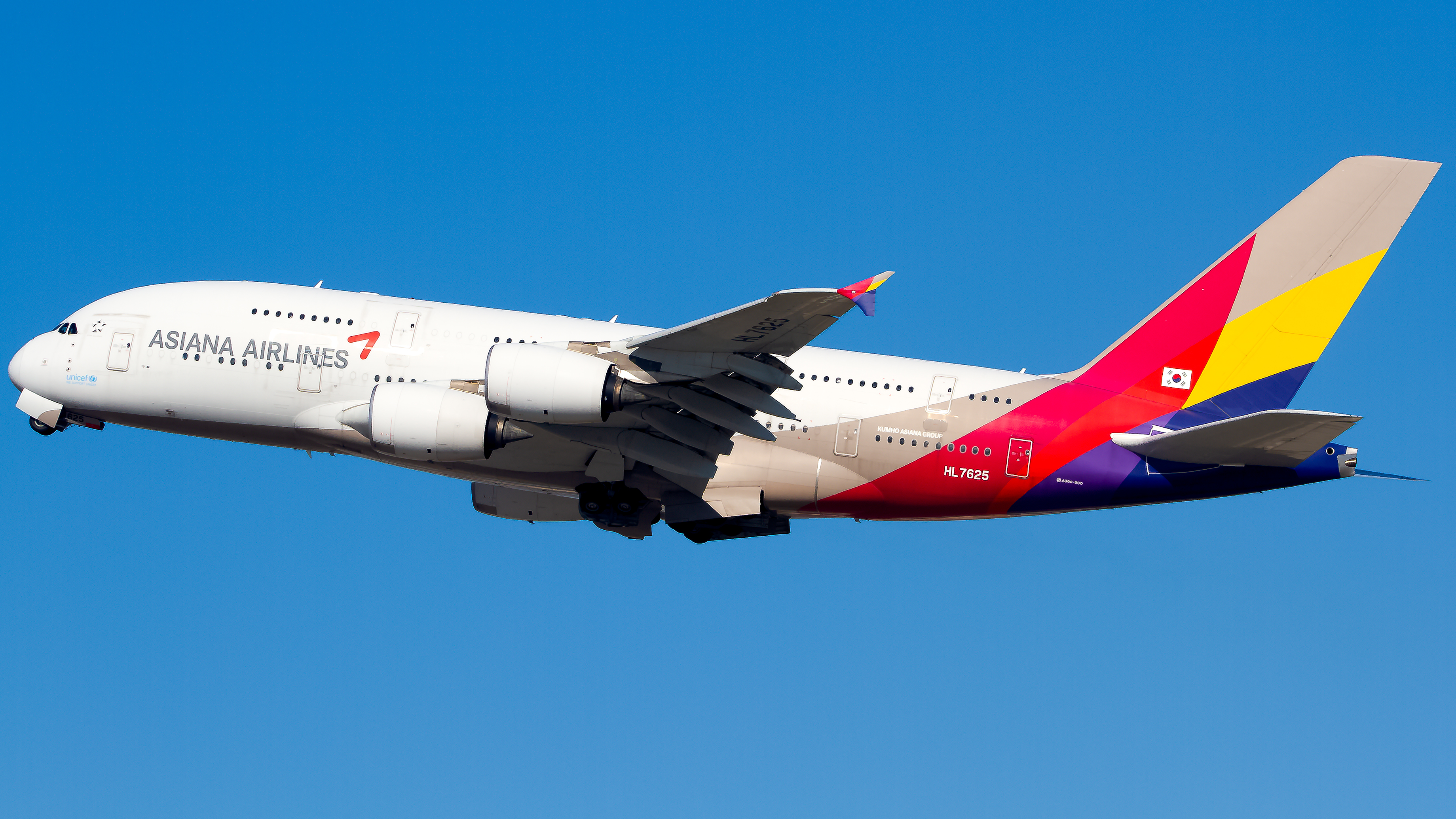 Full size: Asiana Airlines Airbus A380-800 HL7625 at Los Angeles International Airport