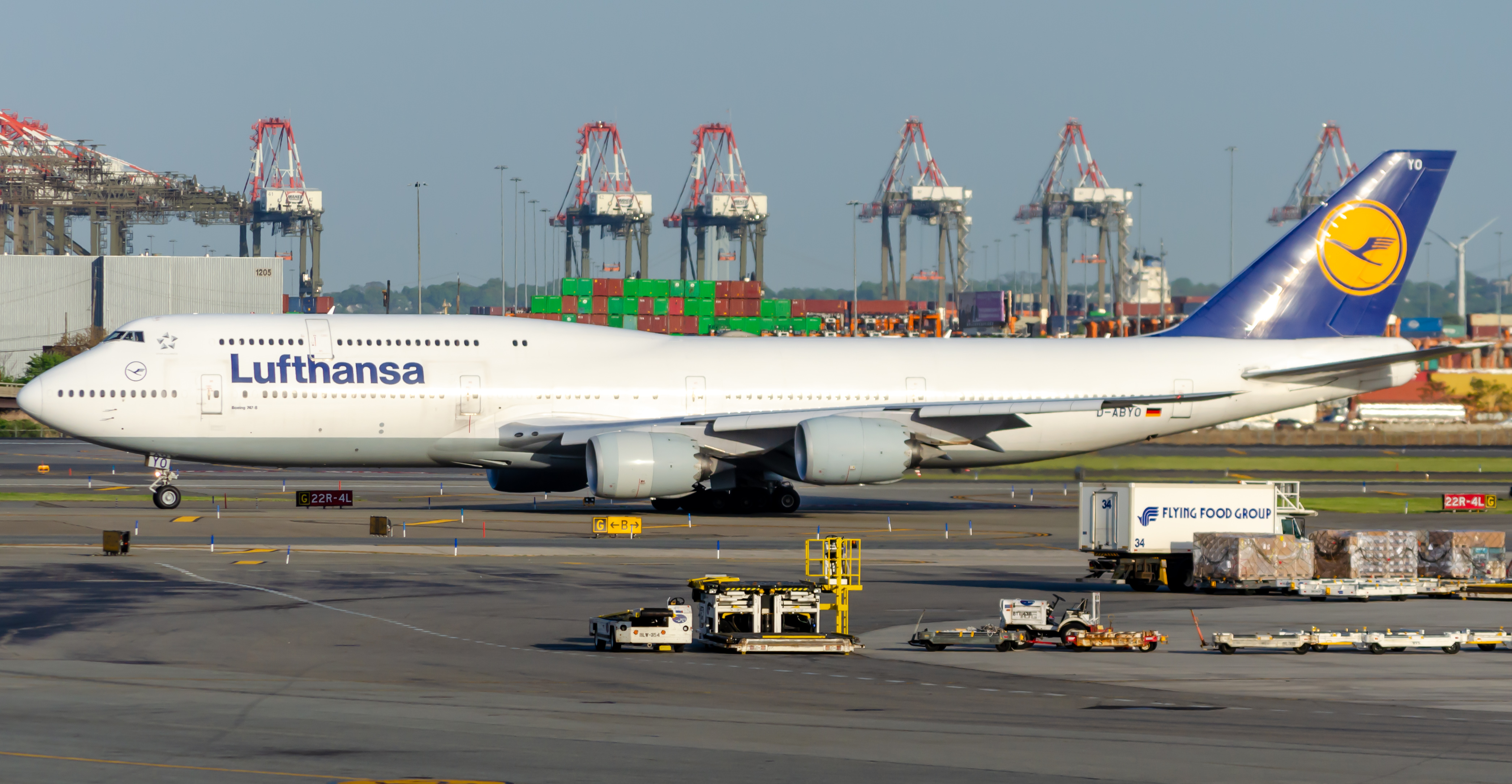 Full size: Lufthansa Boeing 747-8i D-ABYO  at Newark Liberty International Airport
