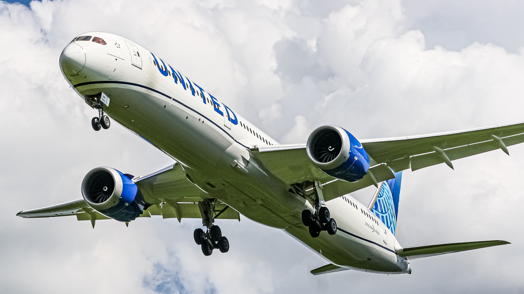 Full size: United Airlines Boeing 787-10 N14011 at Washington Dulles International Airport