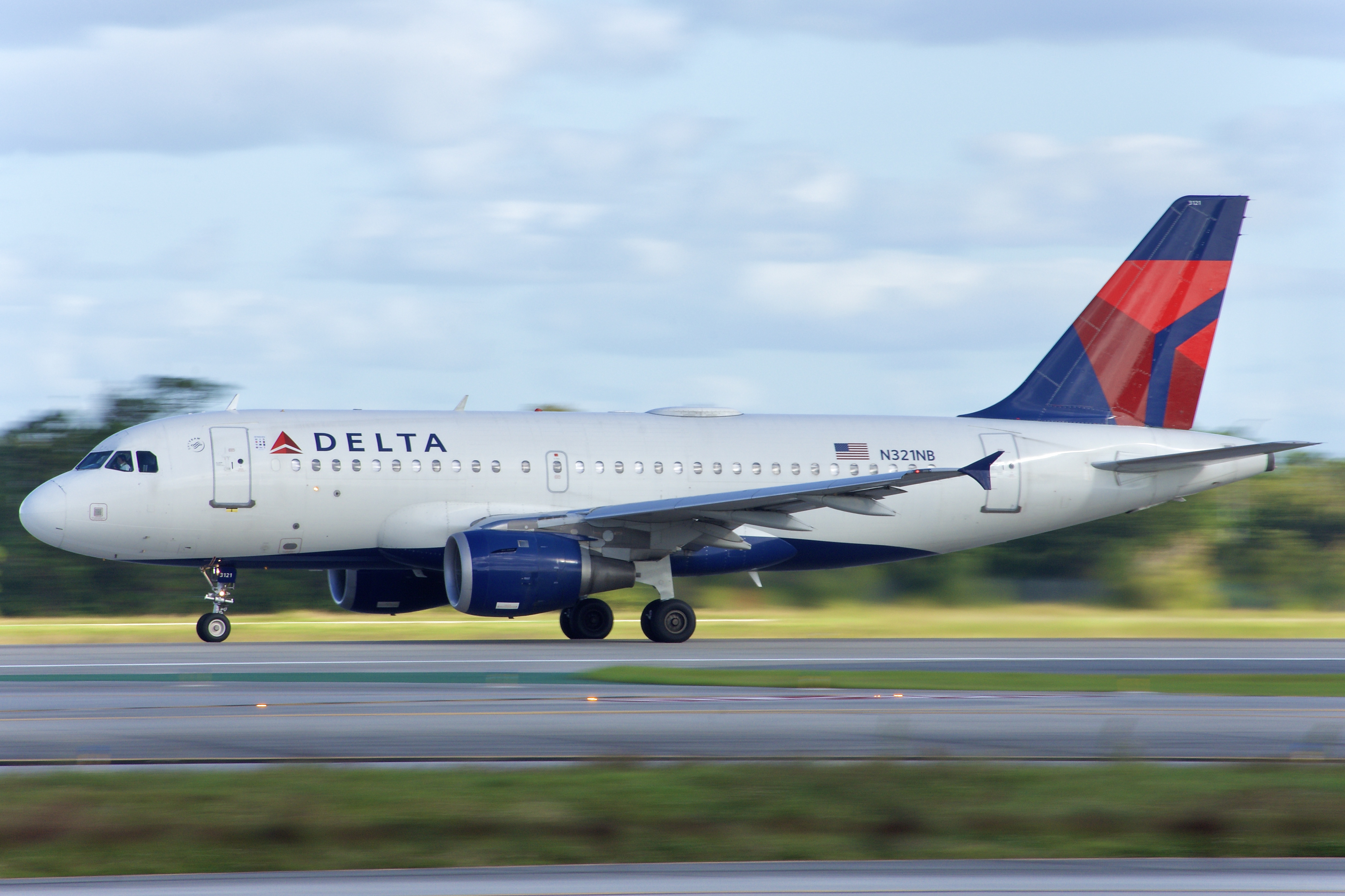 Full size: Delta Airlines Airbus A319 N321NB at Orlando International Airport