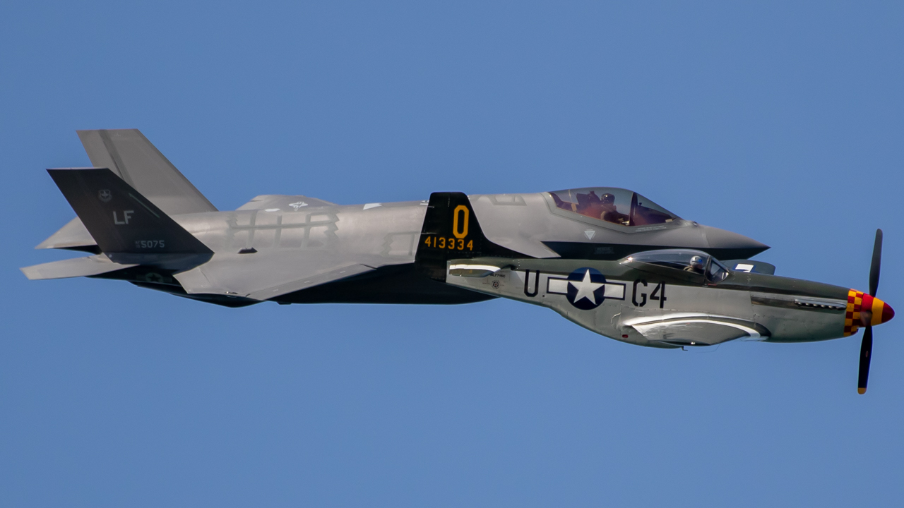 Full size: PRIVATE P-51 Mustang 413334 at San Francisco International Airport
