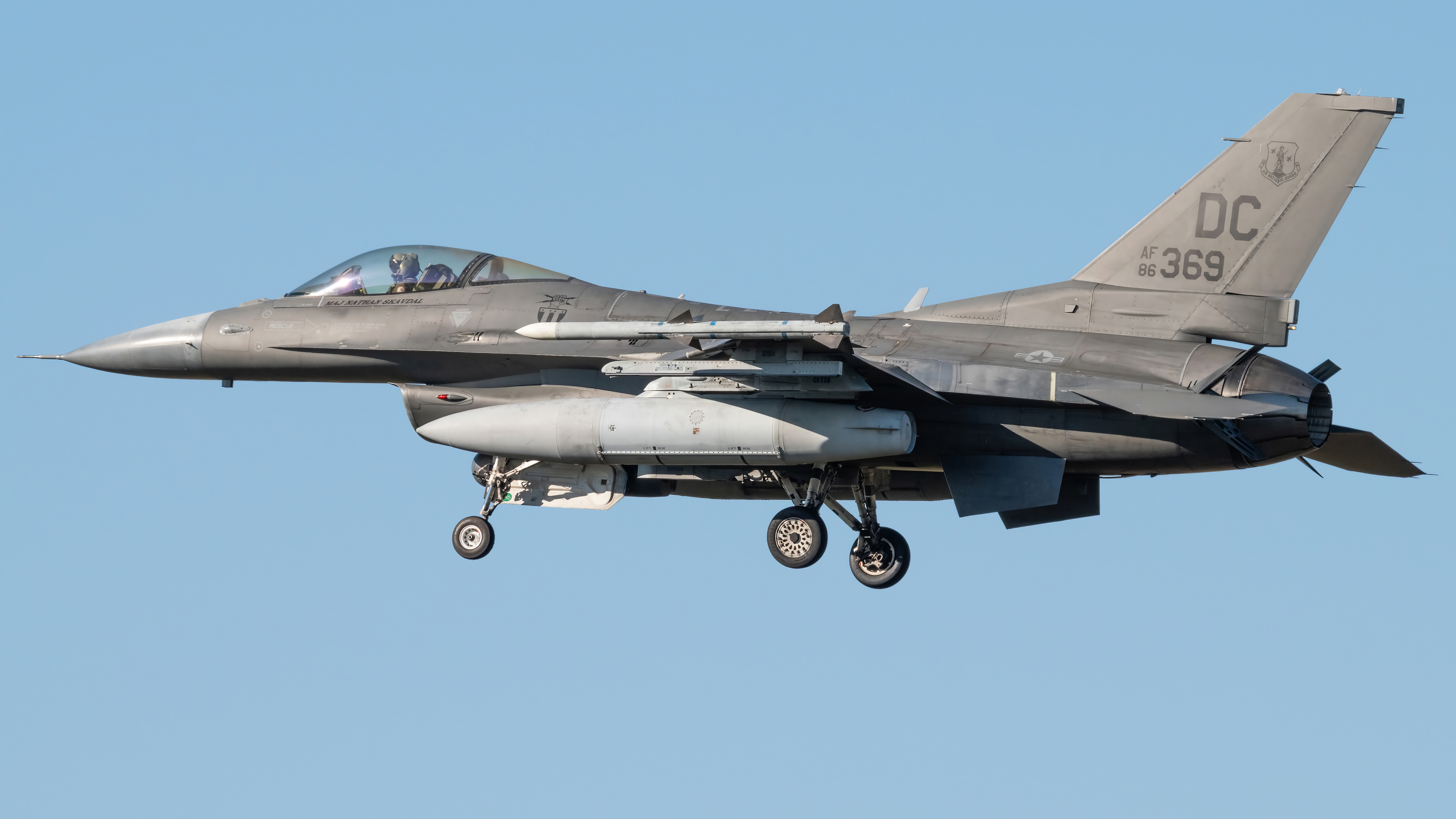 Full size: USAF - United States Air Force General Dynamics F-16 Fighting Falcon 86-0369 at Joint Base Andrews