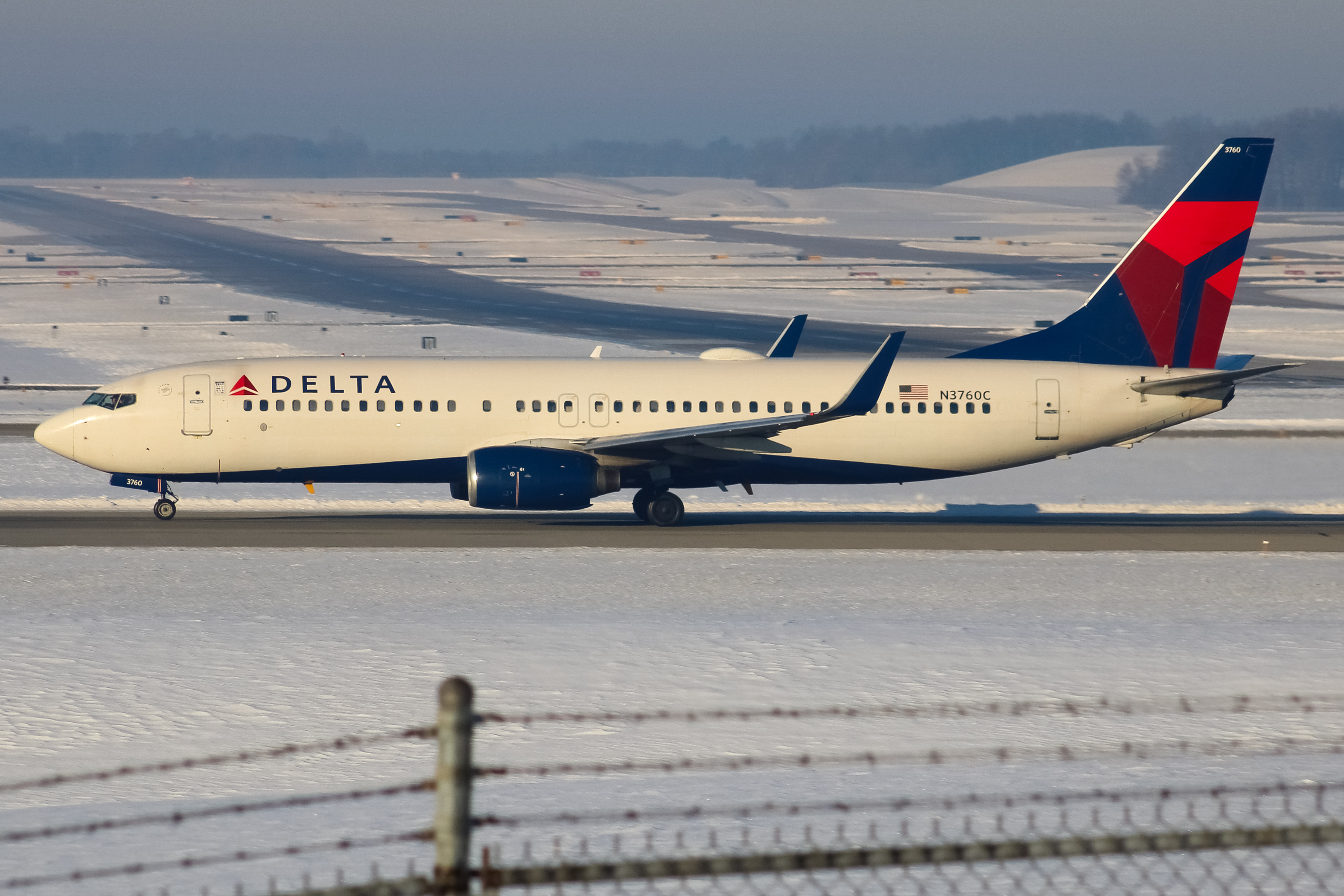 Full size: Delta Airlines Boeing 737-800 N3760C at Cincinnati/Northern Kentucky International Airport