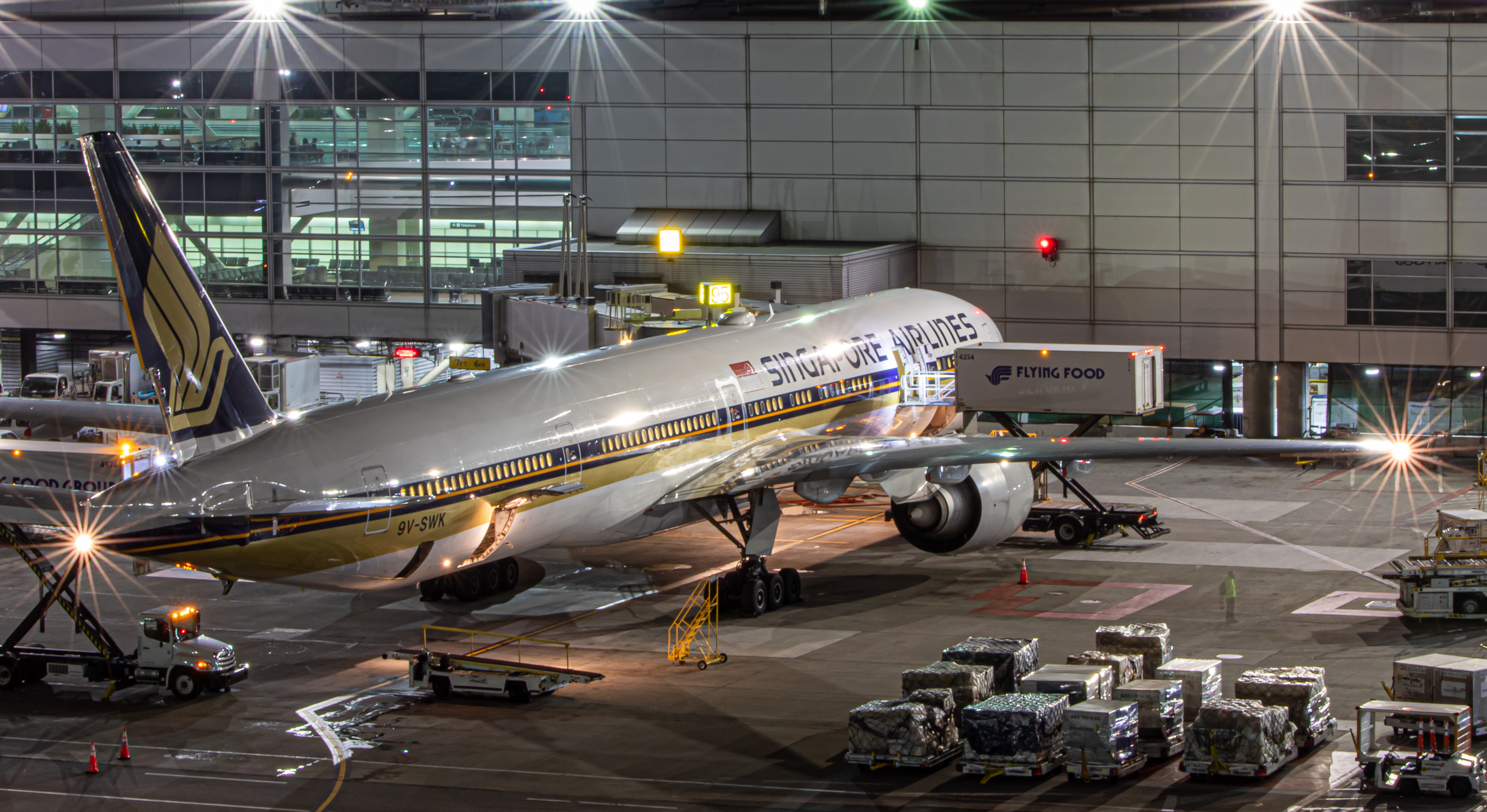Full size: Singapore Airlines Boeing 777-300ER 9V-SWK at San Francisco International Airport