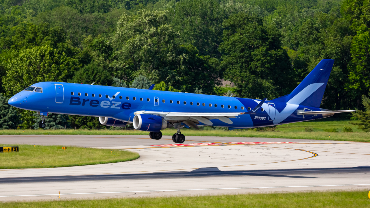 Full size: Breeze Airways Embraer E195 N193BZ at John Glenn Columbus International Airport