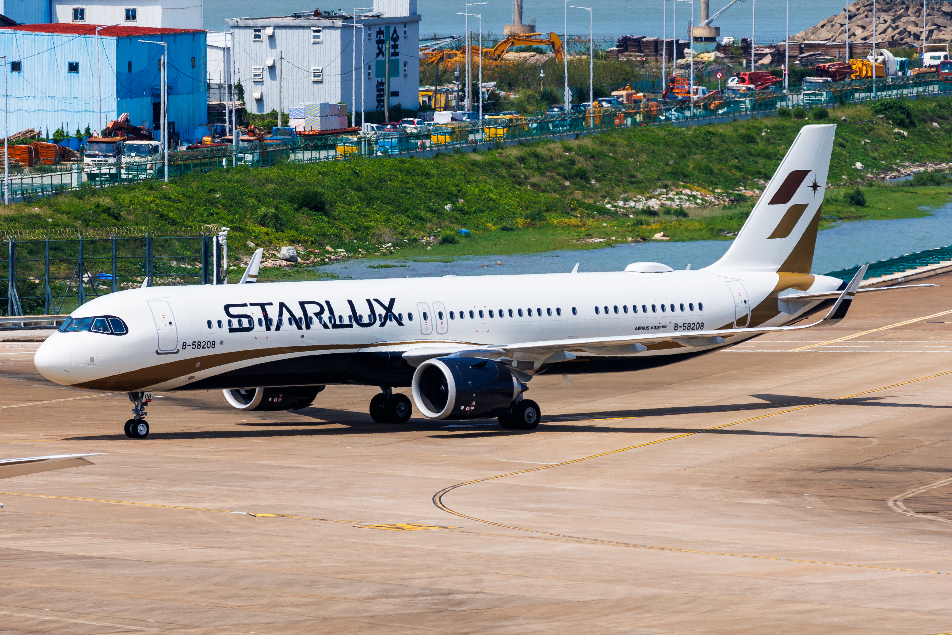 Full size: Starlux Airlines Airbus A321NEO B-58208 at Macau International Airport