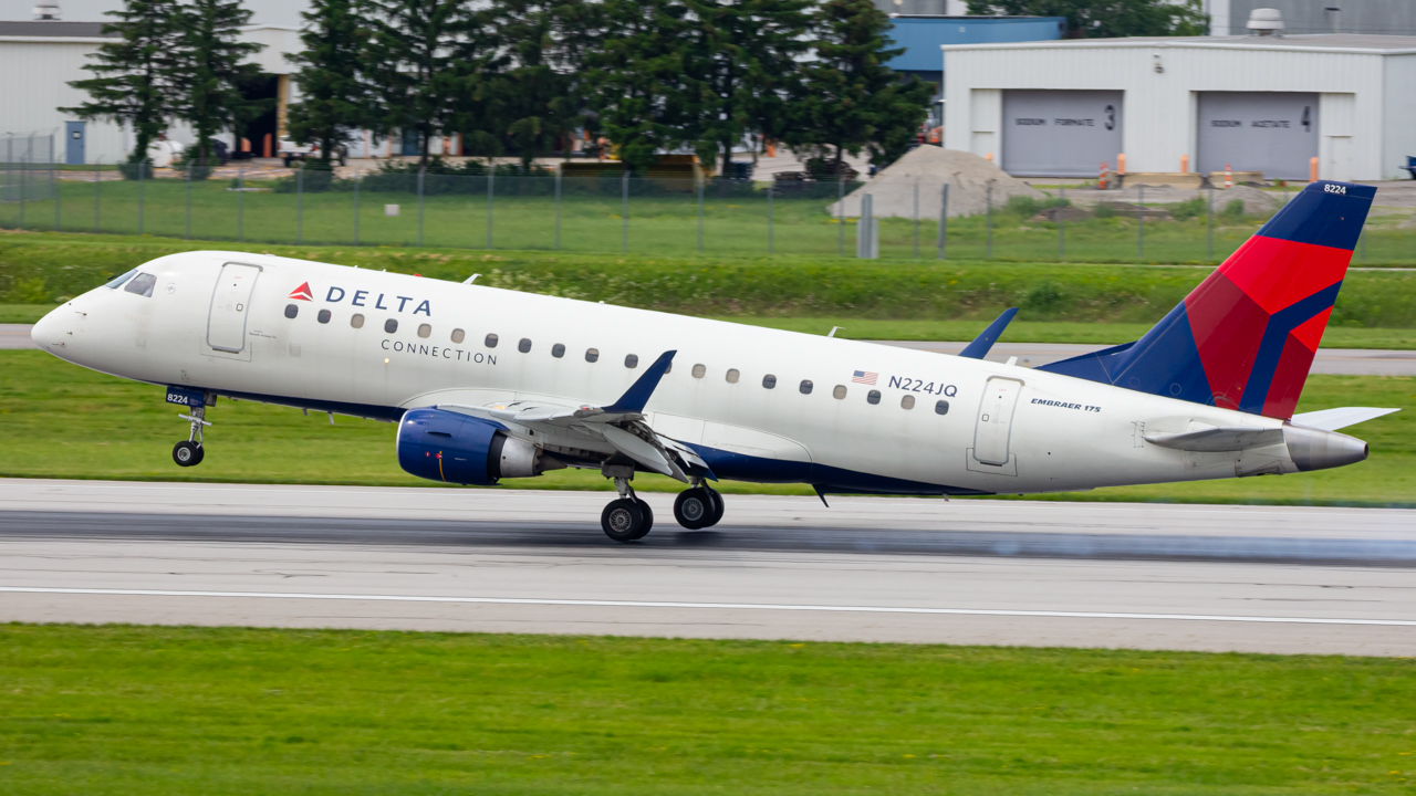 Full size: Delta Connection Embraer E175 N224JQ at John Glenn Columbus International Airport