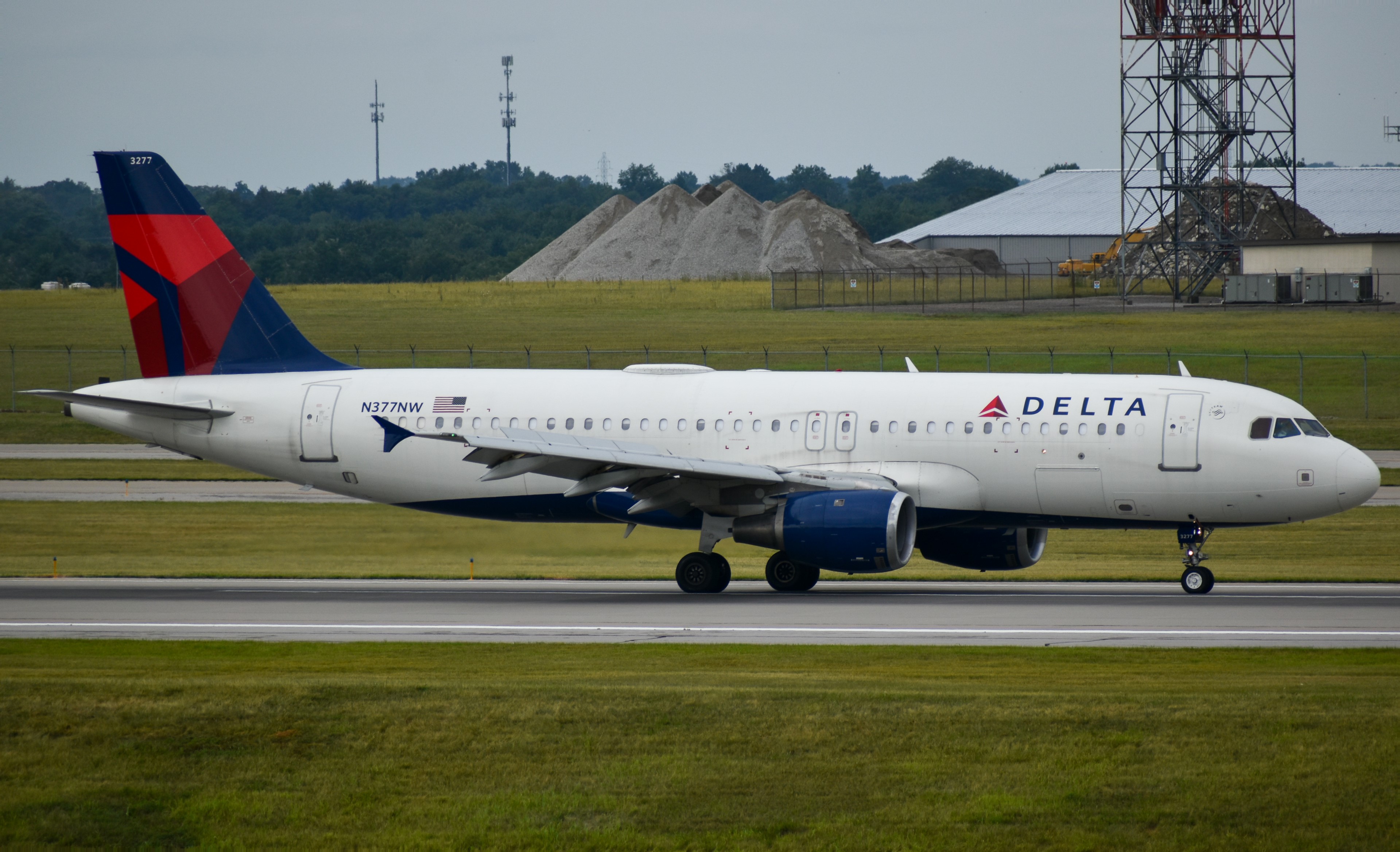 Full size: Delta Airlines  Airbus A320 N377NW at Cincinnati/Northern Kentucky International Airport